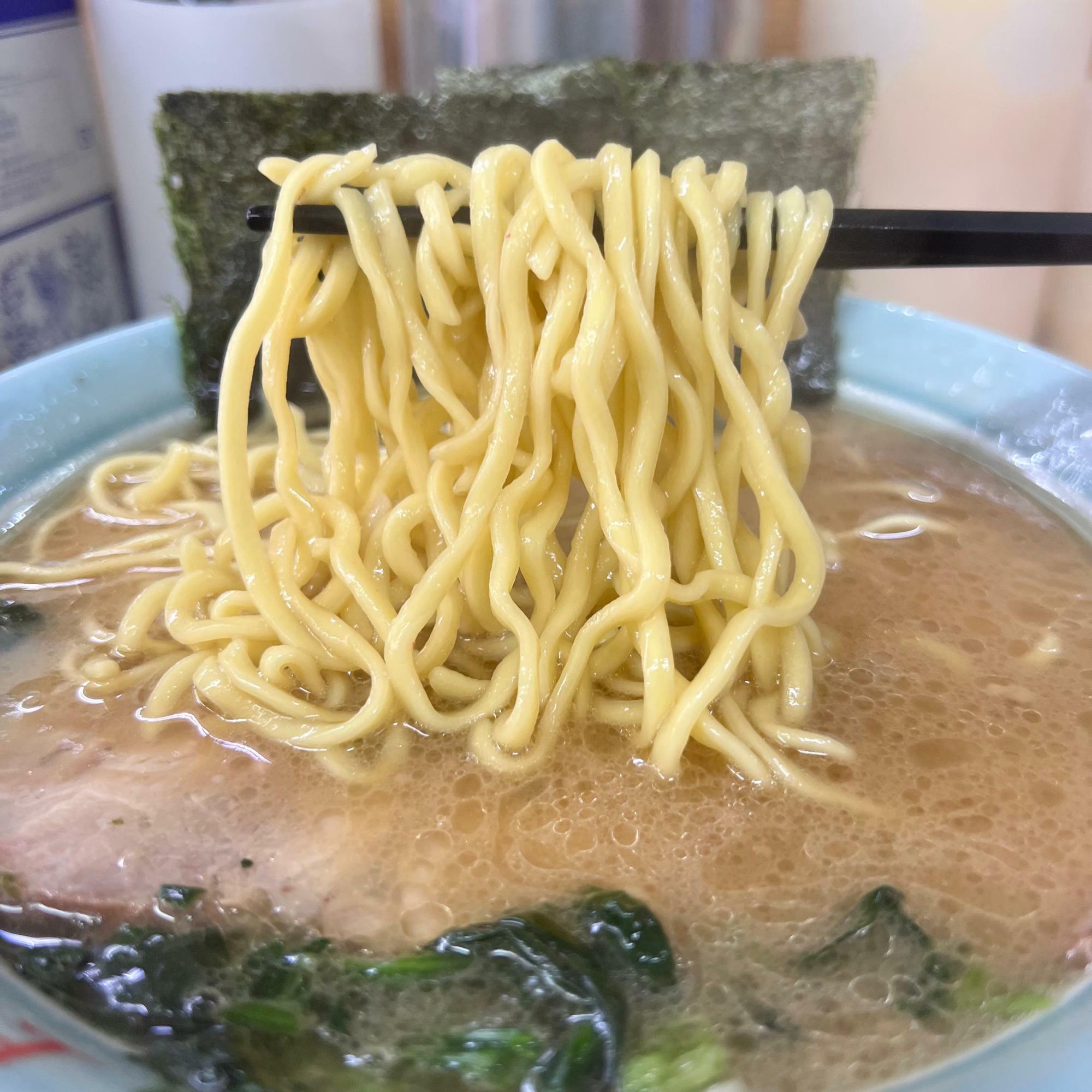 個人的にはかためが好きですが、巷では酒井製麺は柔らかめが美味しいと言われています。