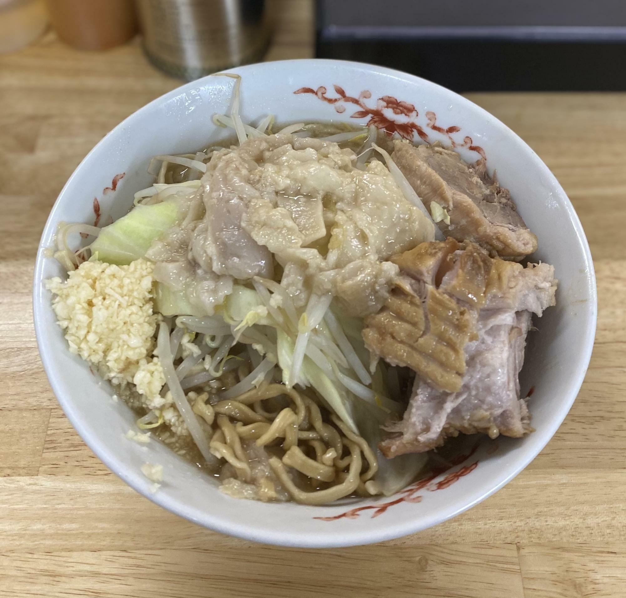 小豚2枚　麺カタヤサイ少なめニンニクアブラカラメ