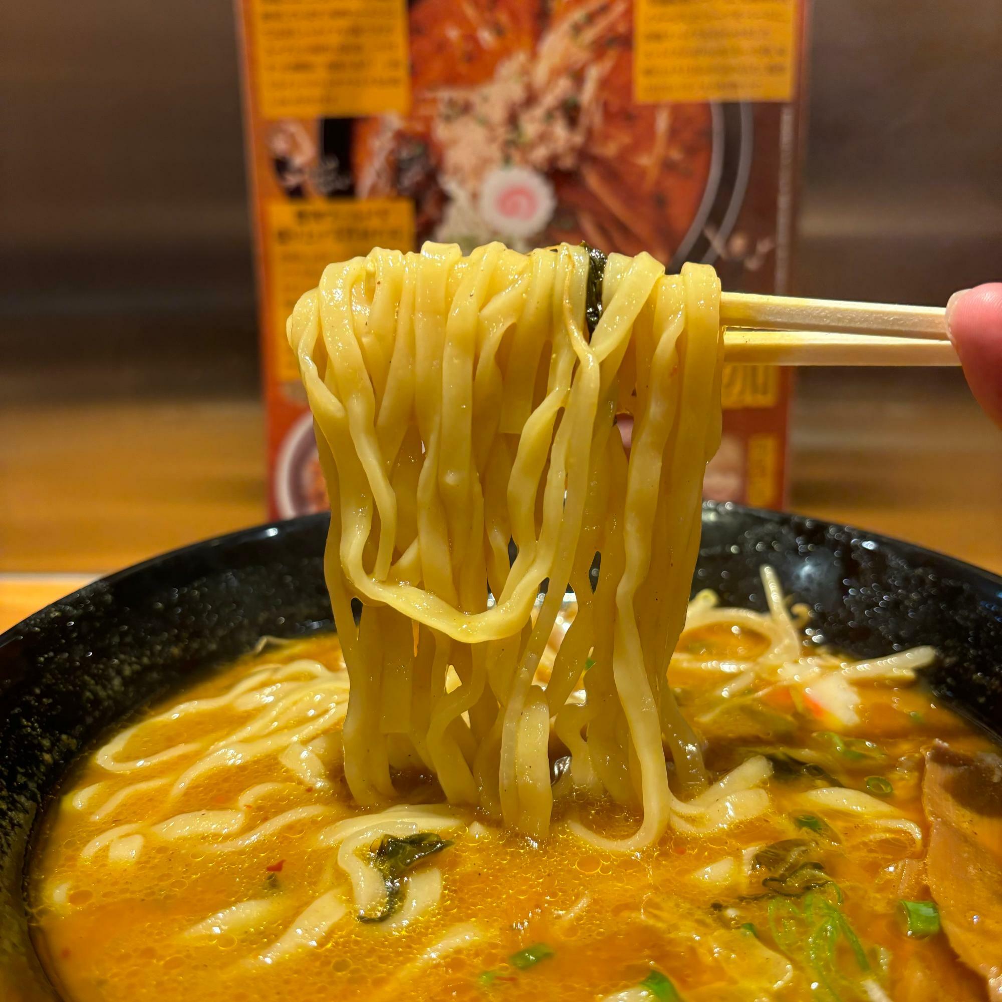 スパイシーなスープに合わせており、どこかエスニックさを感じる麺です。