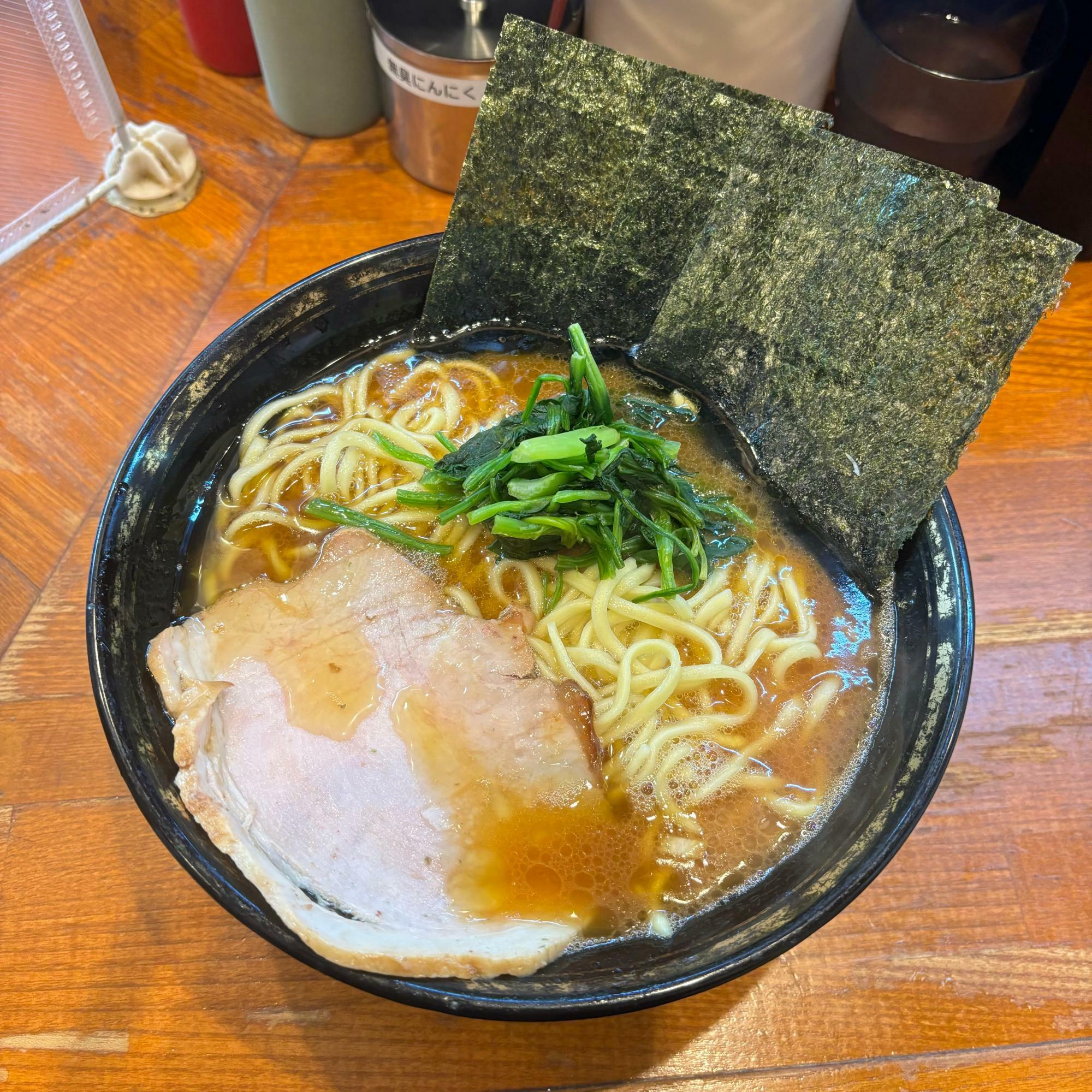 美味そうな鶏油が並々に注がれており、チャーシューがかなり大きくインパクトがあります。