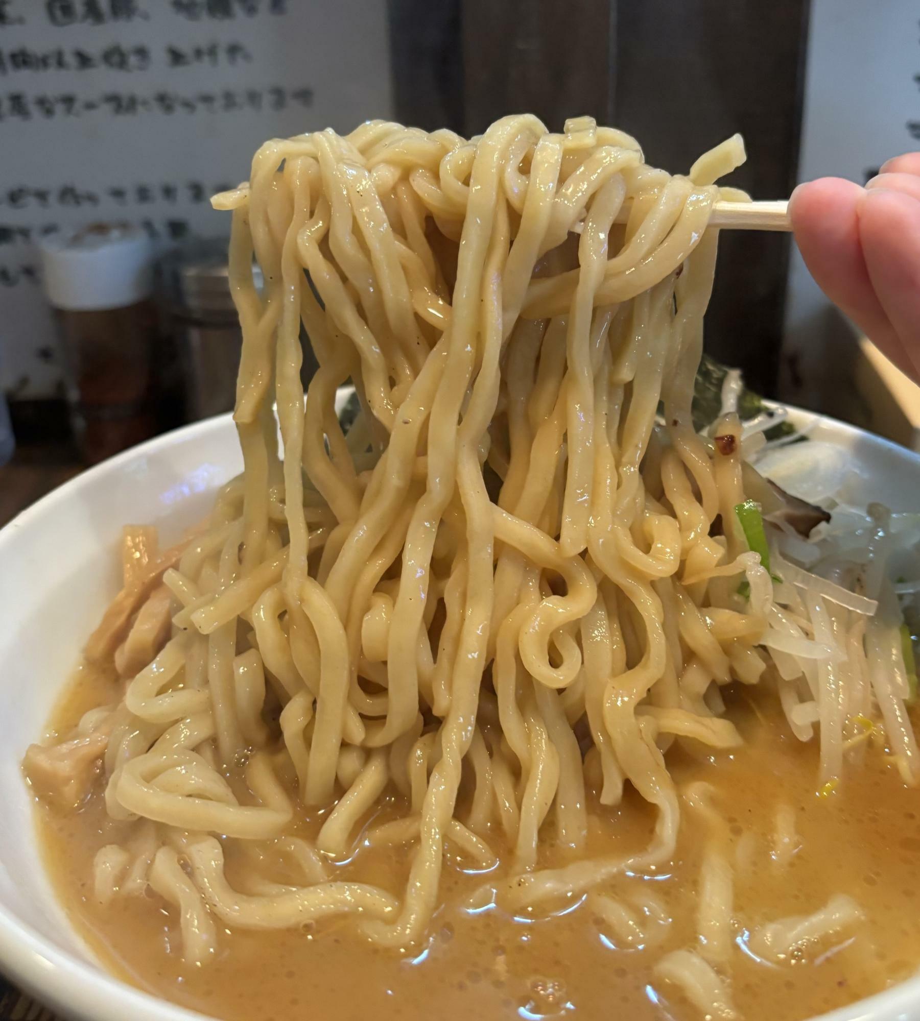 関屋城南食品という名が刻まれた麺箱が置いてありました。