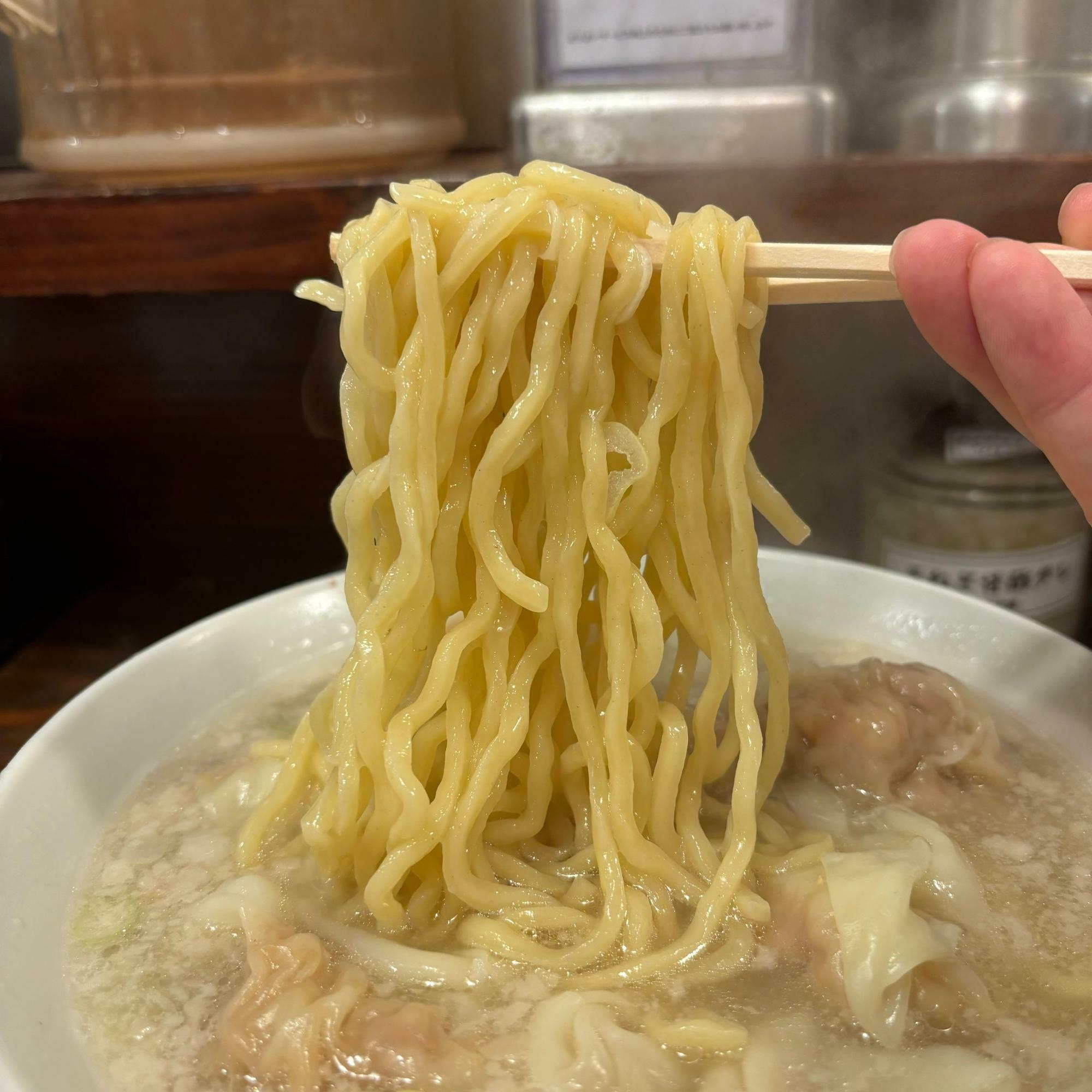 店頭には大黒屋と菅野製麺所の麺箱が置いてありました。