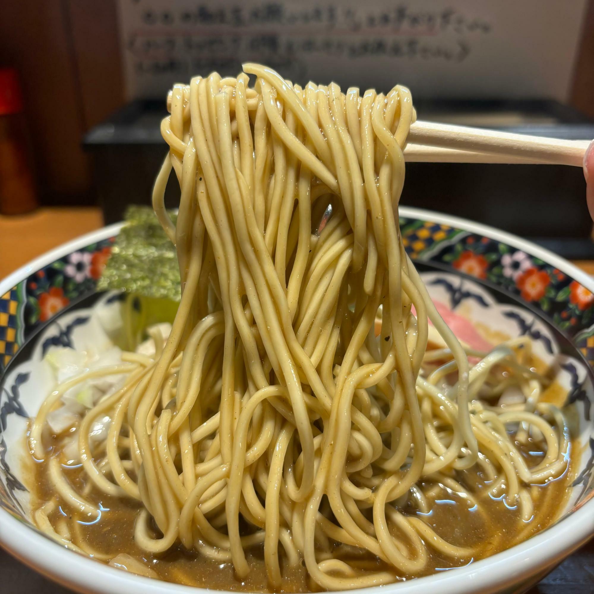 オープン当初は村上朝日製麺所、姉妹店かれんは菅野製麺所、コチラも現在は菅野製麺所のようです。