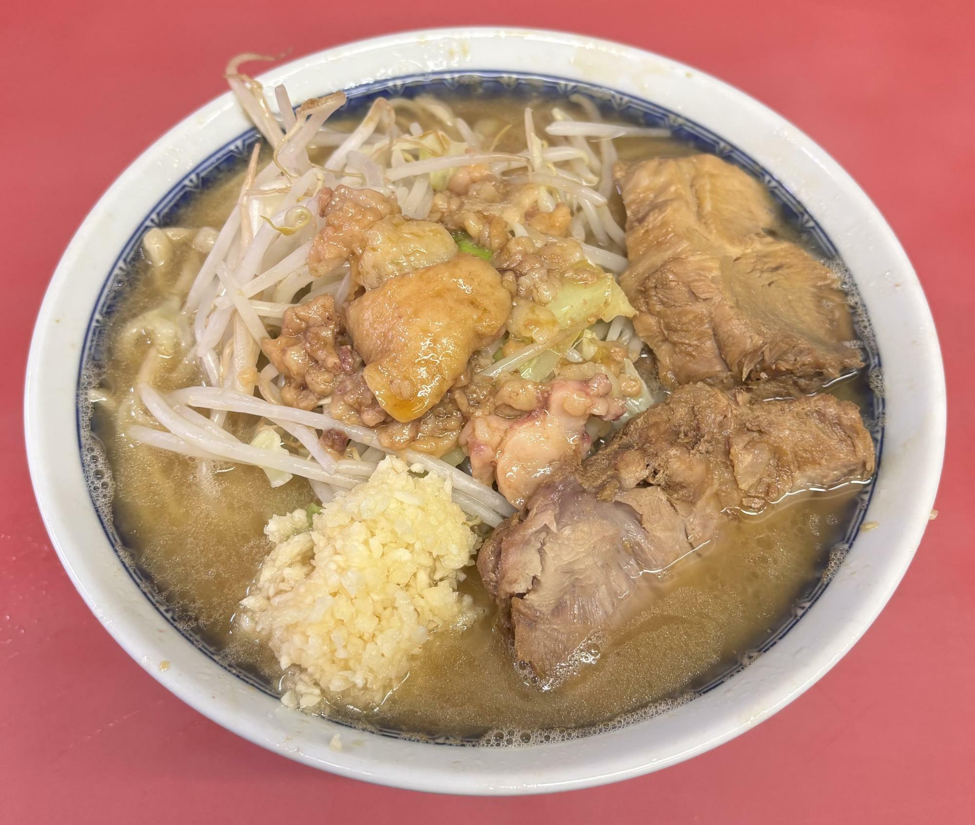 小ラーメン900円　ヤサイスクナメニンニクアブラカラメ