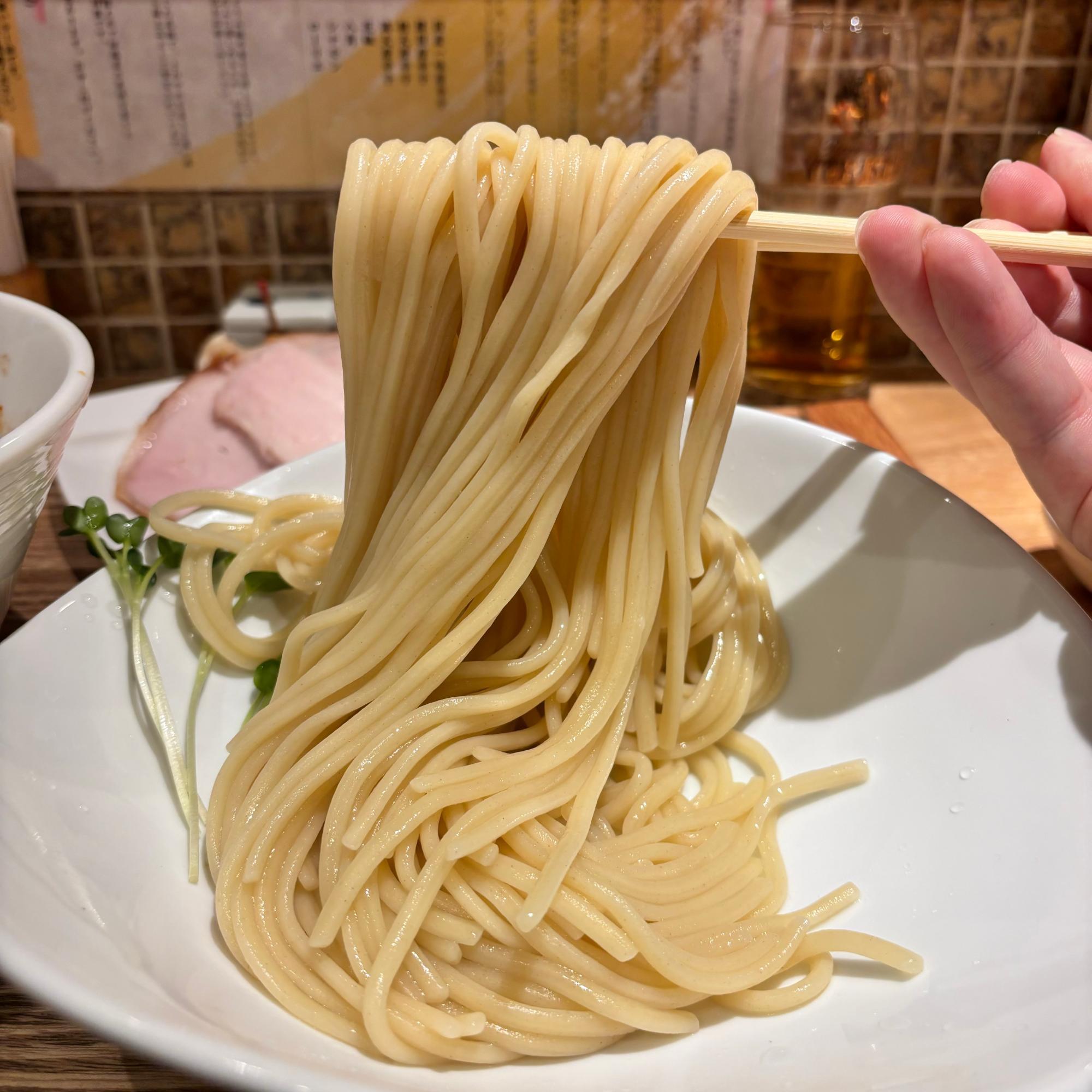 菅野製麺所特注麺となっております。