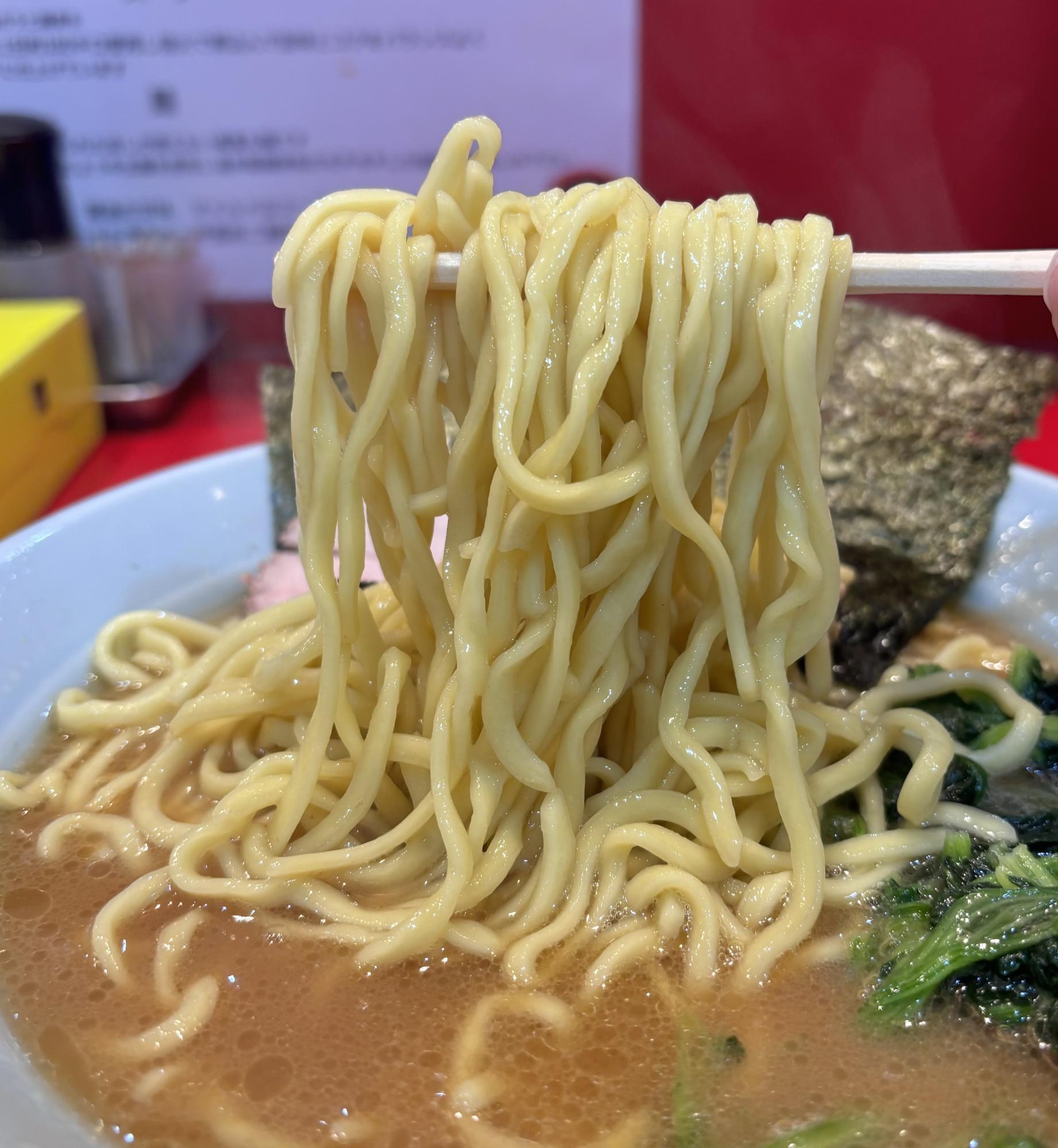 武蔵家系列の細い麺とはまた異なった麺です。