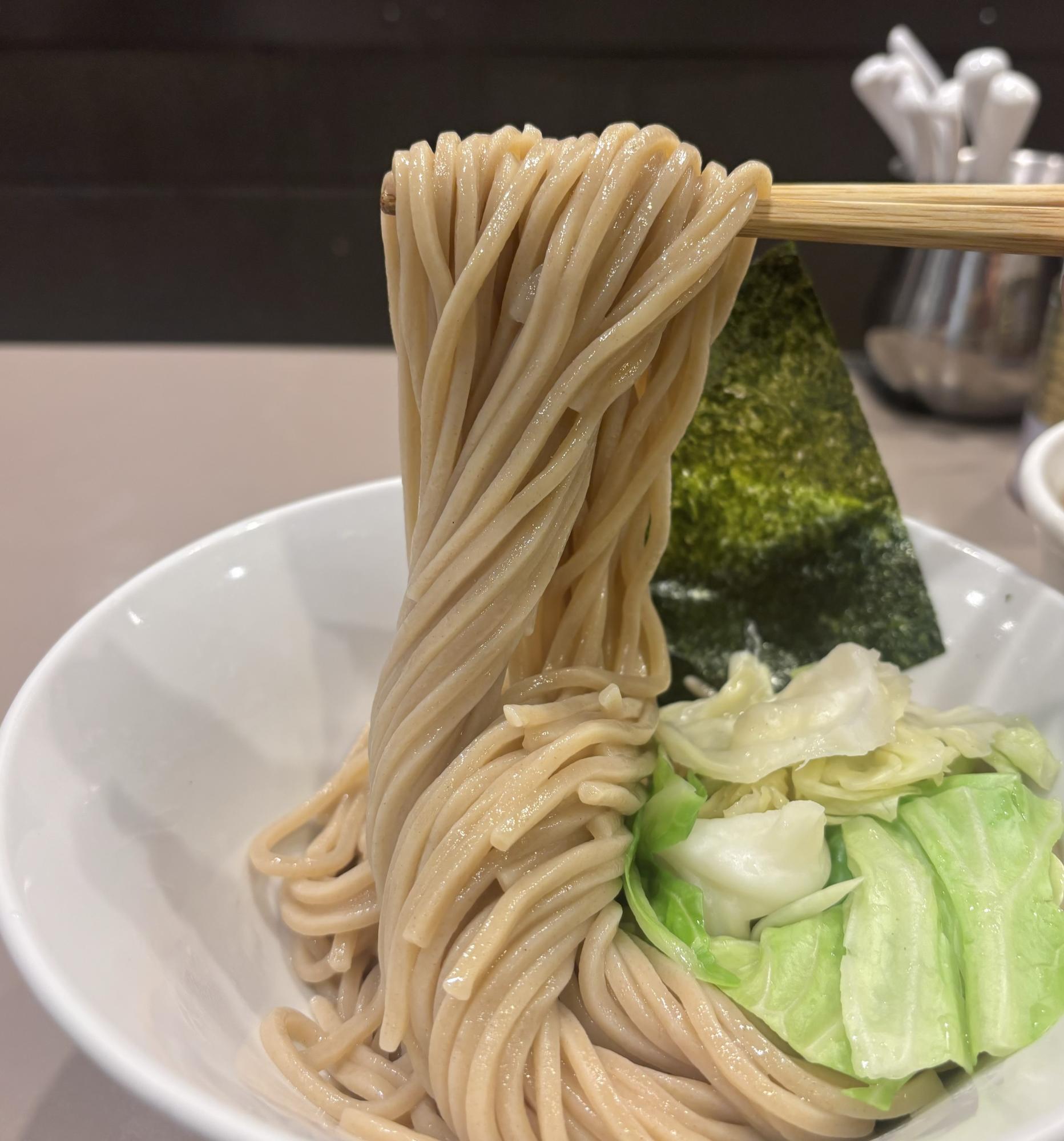 麺量は茹で前、小は180g並は270gです。