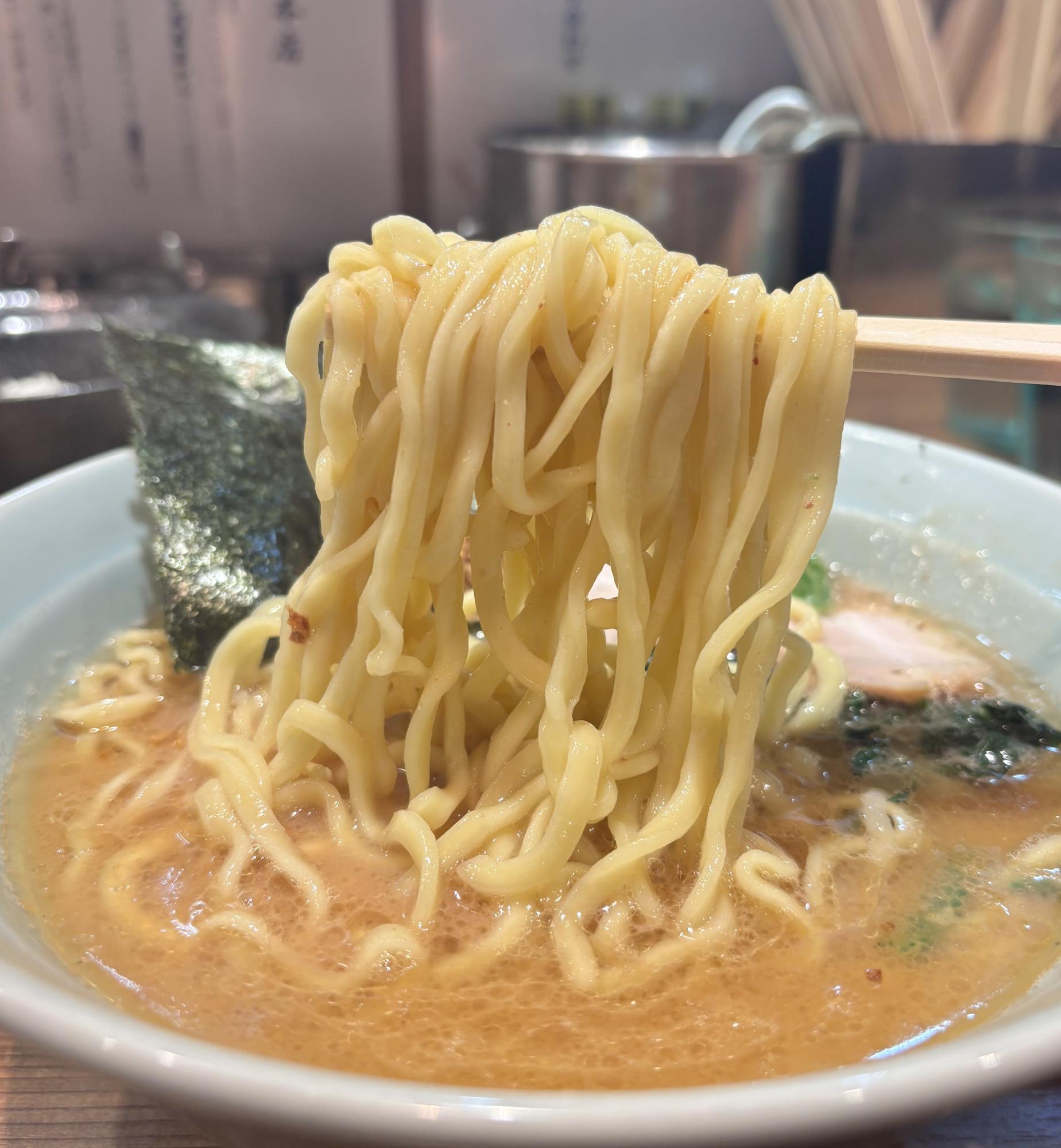 酒井製麺の平打ち短いタイプです。