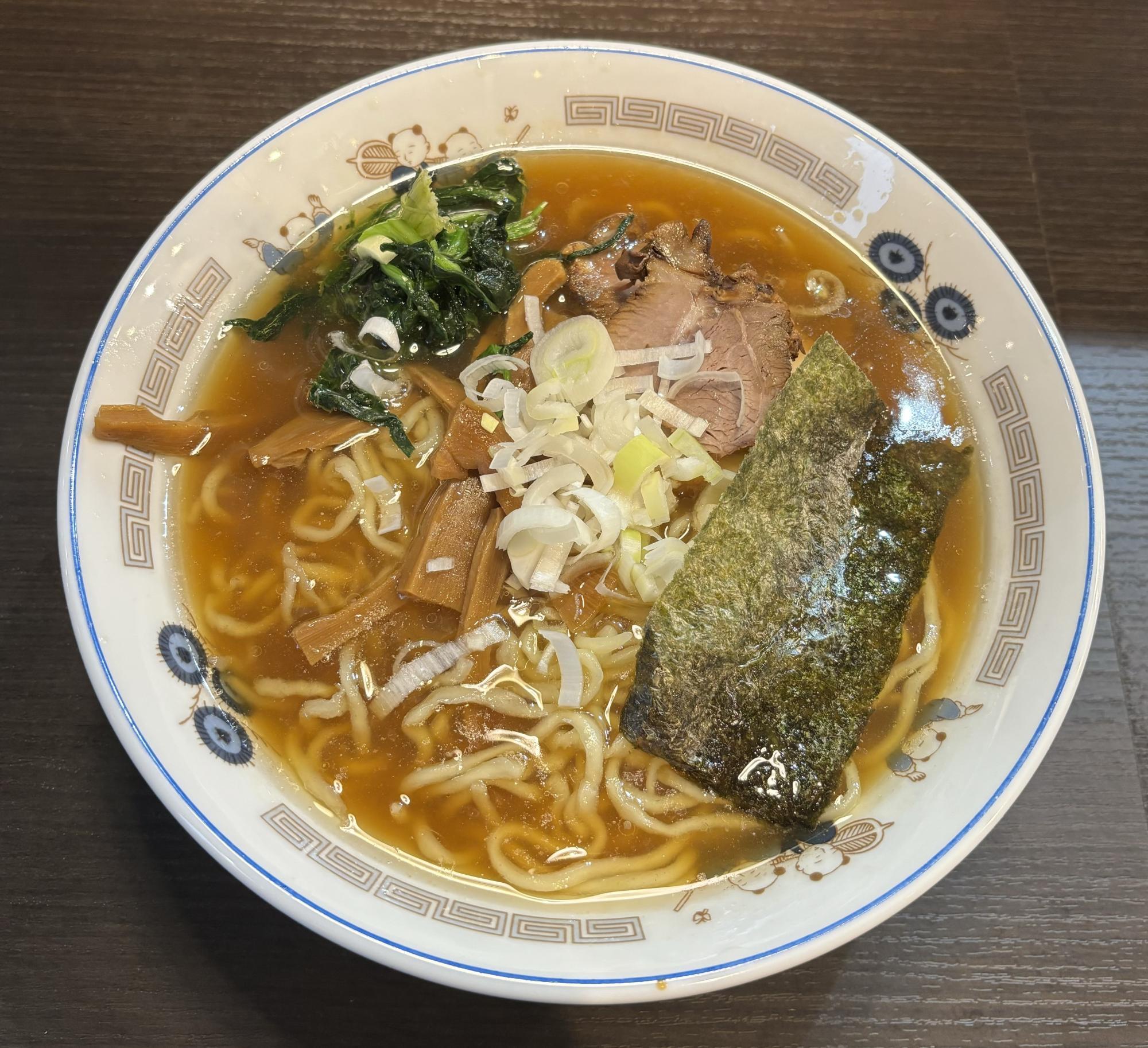 ラーメン　1000円　朝ラーメンにぴったりな優しそうなビジュアルで、デフォでも沢山トッピングが乗っています。