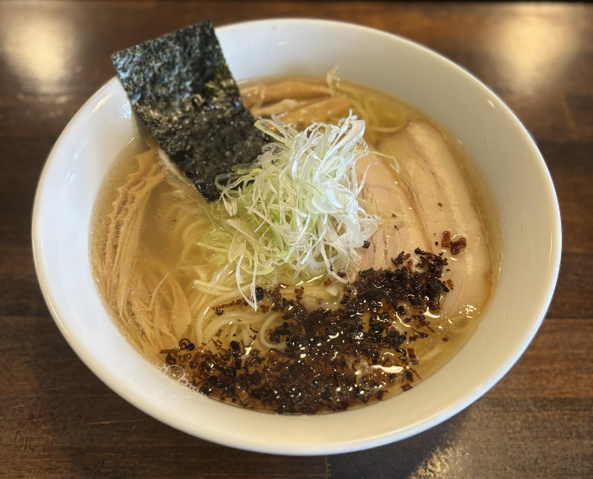 塩焦がしネギラーメン大　1050円　神奈川淡麗系を代表するビジュアルで、美しさに惚れ惚れします。