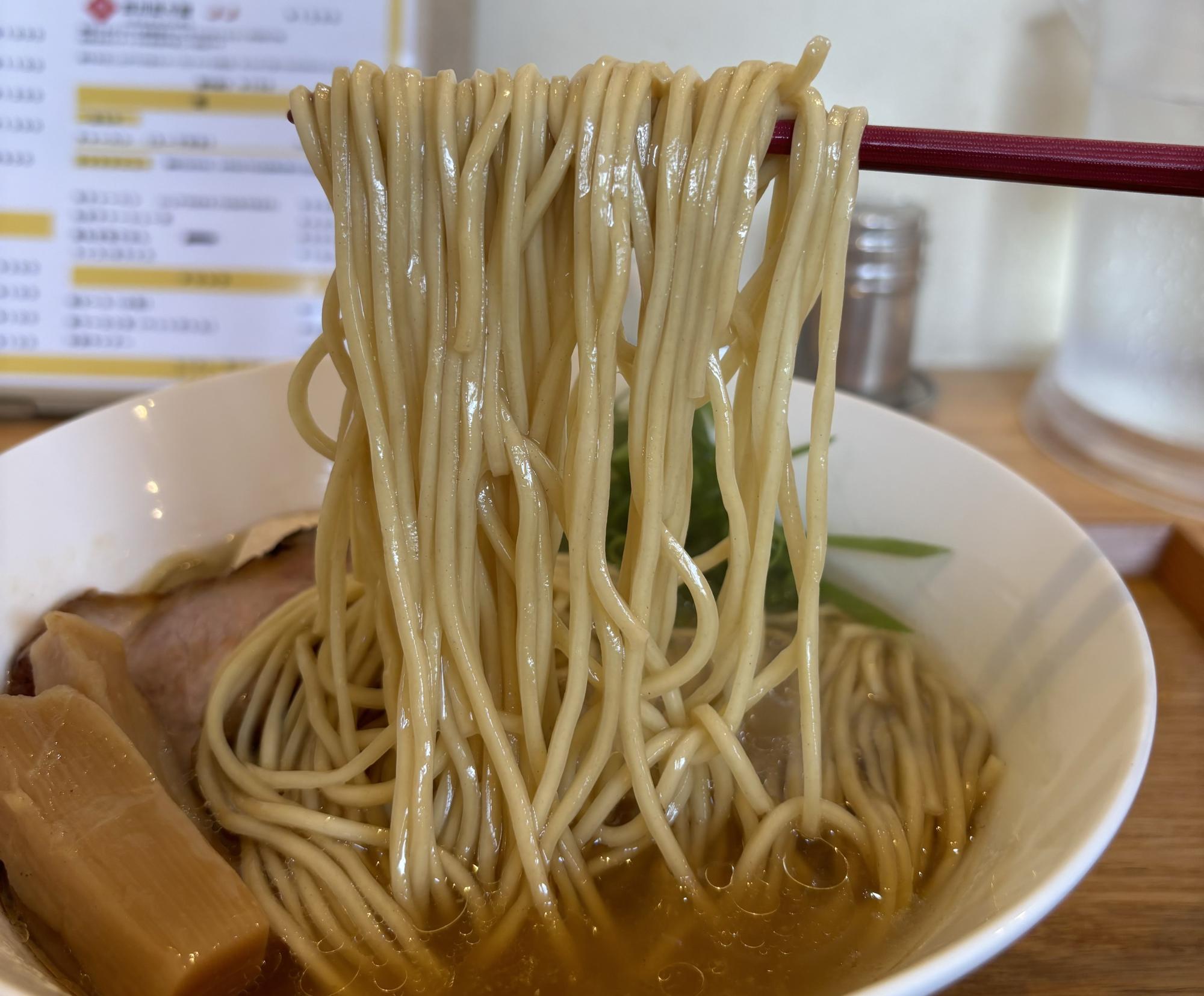 松本製麺の特注麺とのことです。個人的にはかなりドタイプの麺でした。