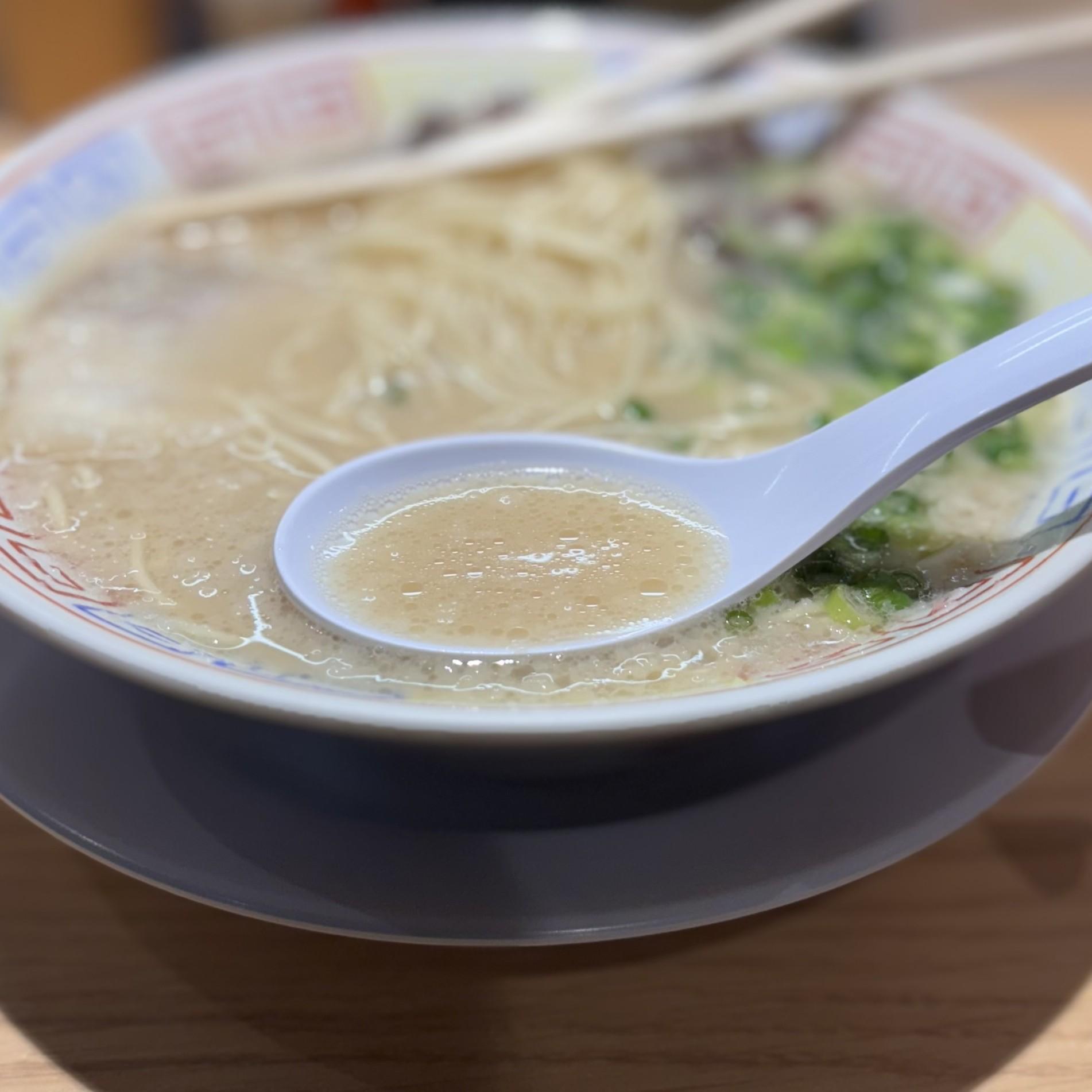 豚骨ラーメン 開店と同時に満車・満席になる人気豚骨ラーメン店《開業から僅か