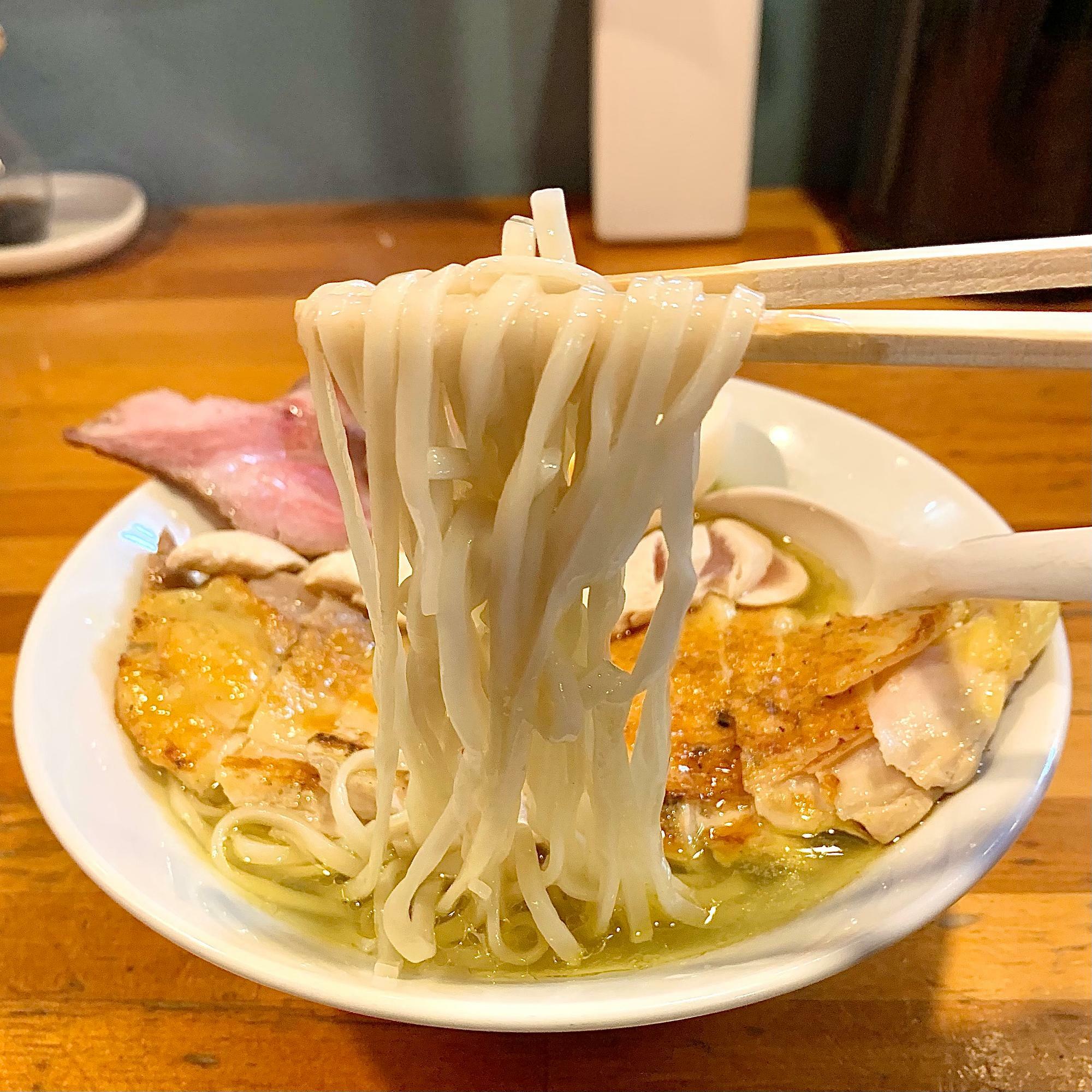 つるつるとしてのどごしの良い平打ち麺