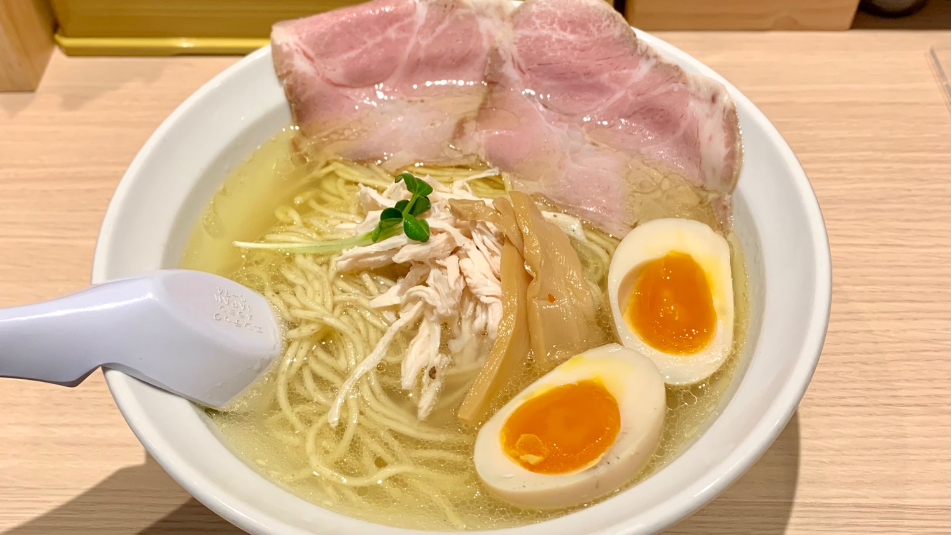 香里園】鶏油煌めく美しいスープの『鶏塩らーめん』を求めて