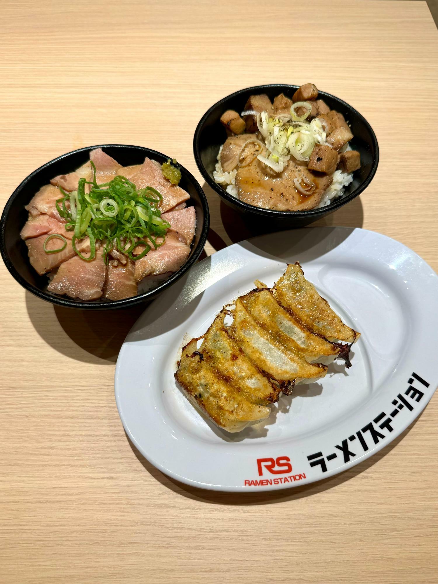 奥が『炙りチャーシュー丼』、手前は『レアチャーシュー丼』。