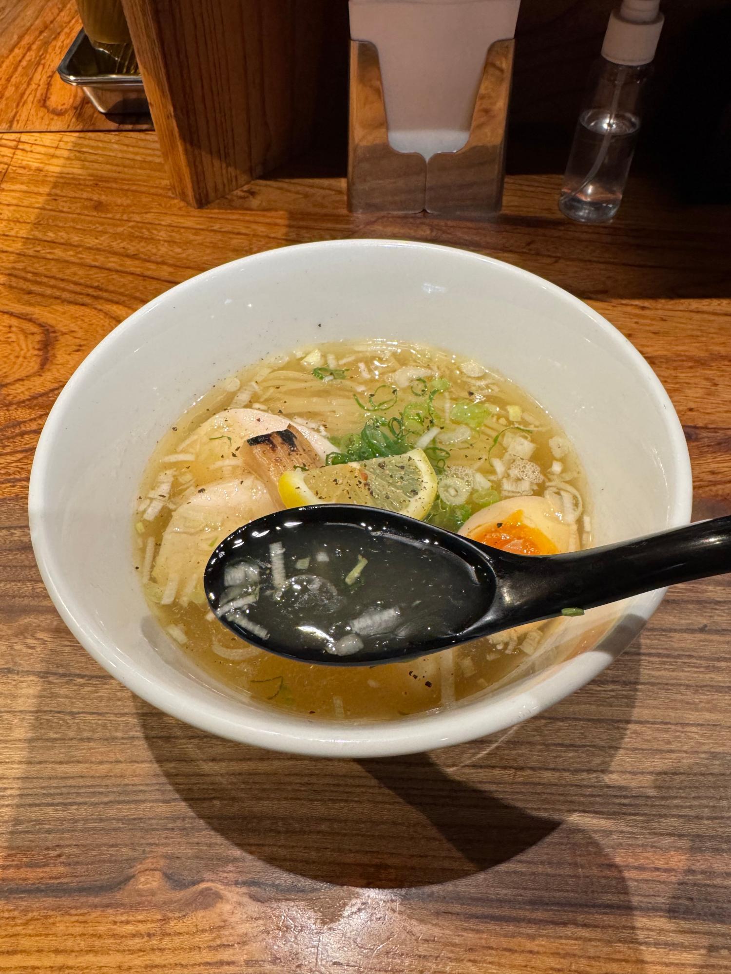 日本初の塩ラーメン専門店」の実力はいかに？！あっさりとしつつ