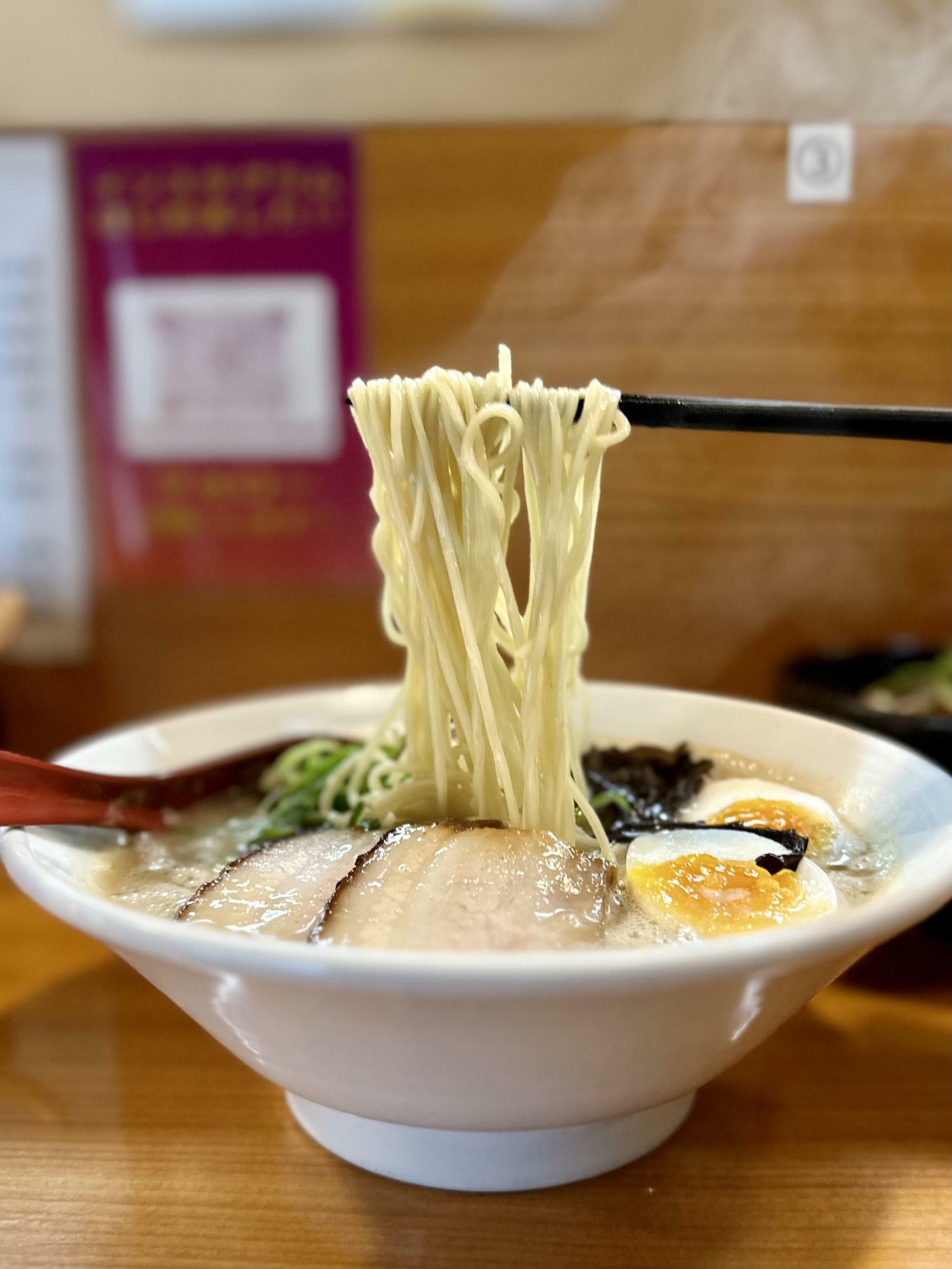 湯気が立つ美味い麺