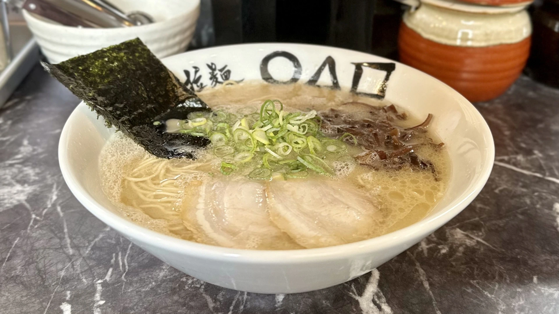 NEWオープン】福岡馬出にフレッシュな豚骨ラーメン。まろやかで後味 