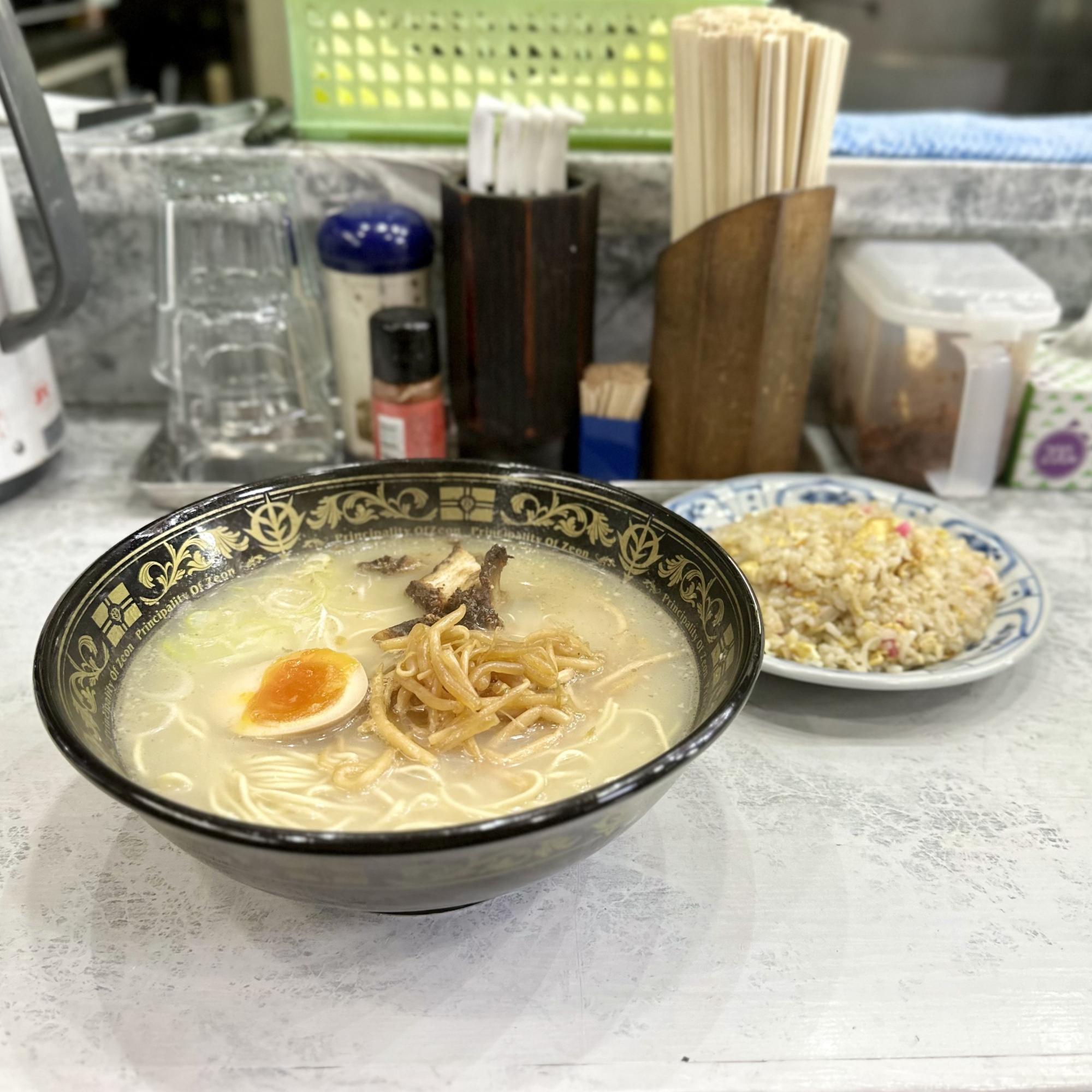 博多発祥ラーメンに肉にらそば。鶏をベースににした独特の 博多発祥ラーメンに肉にらそば。鶏をベースににした独特の