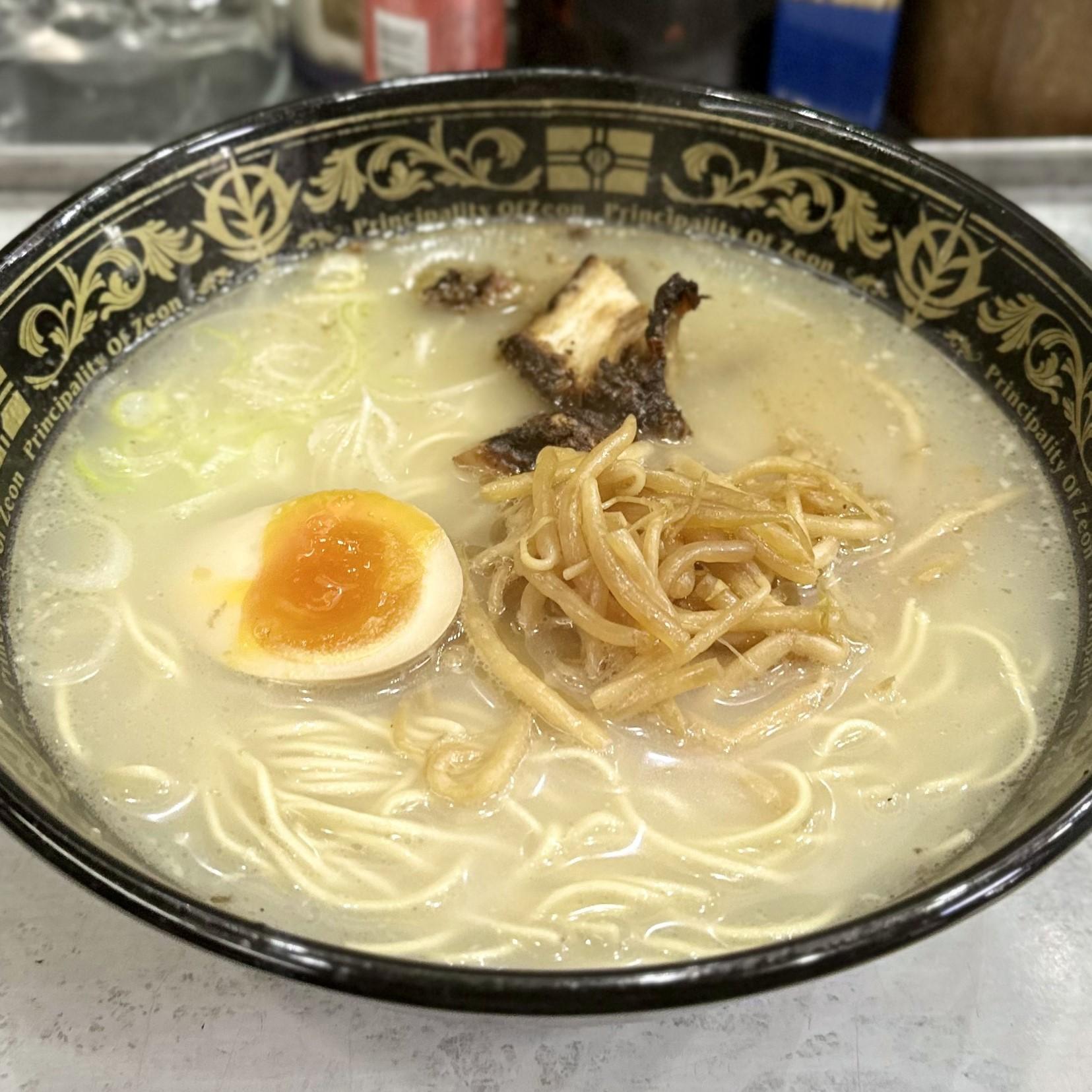 博多発祥ラーメンに肉にらそば。鶏をベースににした独特の 博多発祥ラーメンに肉にらそば。鶏をベースににした独特の