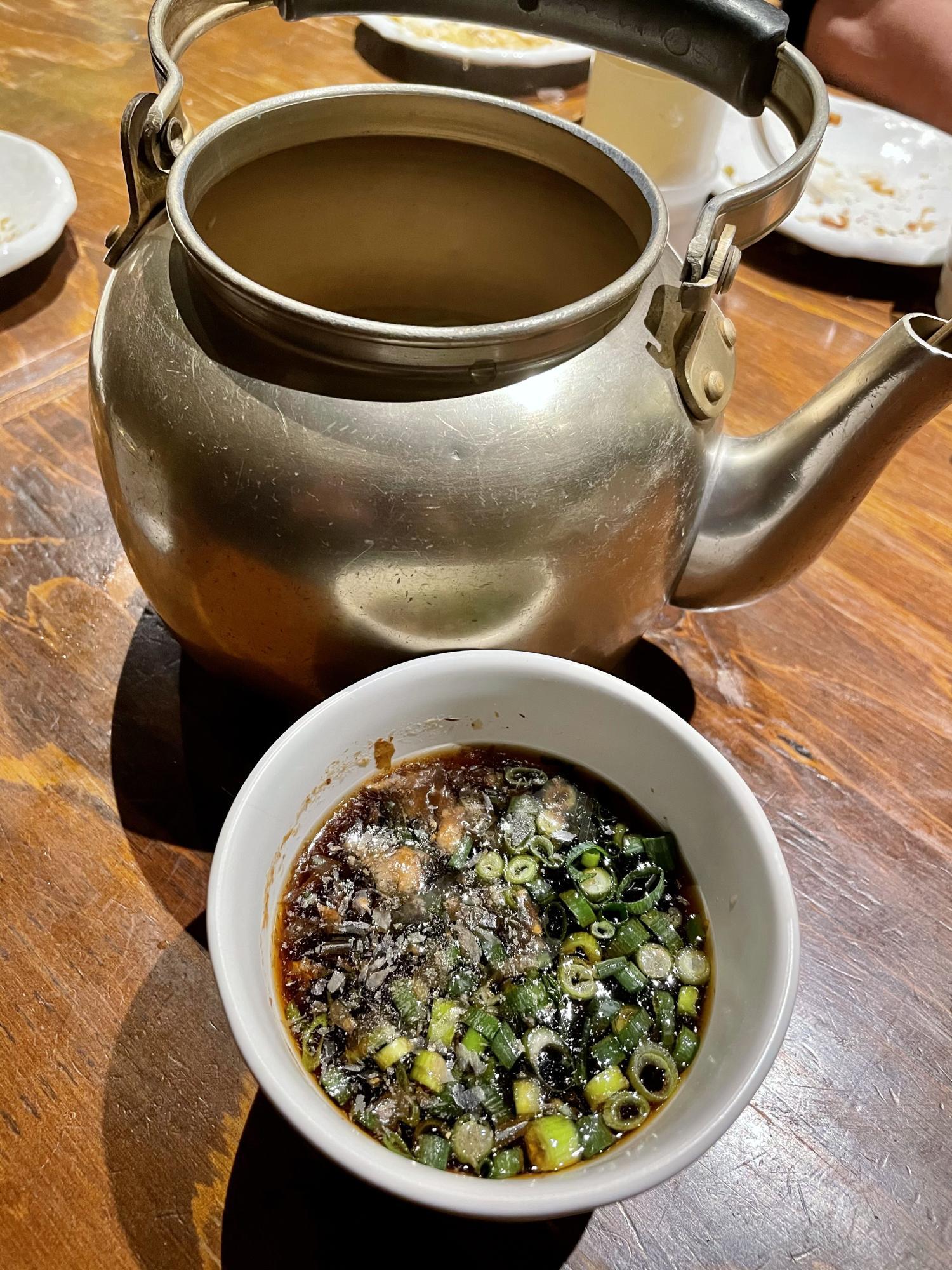 納豆タレをいただきました。醤油ベースのタレは納豆との相性は抜群です。このタレに麺をくぐらせていただきます。