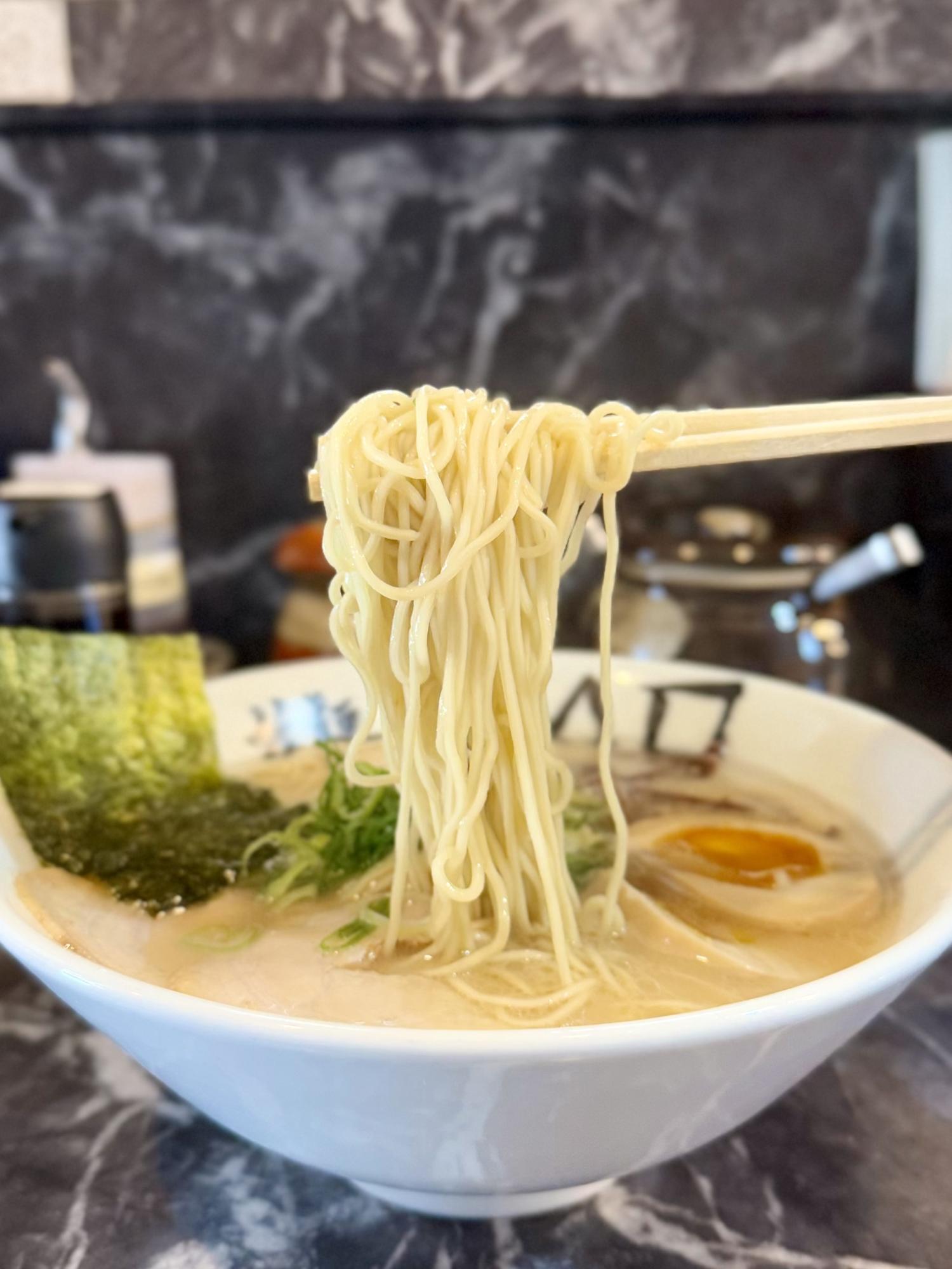 あっさりした中にもコクがある。風味良い豚骨スープに歯切れ良い あっさりした中にもコクがある。風味良い豚骨スープに歯切れ良い