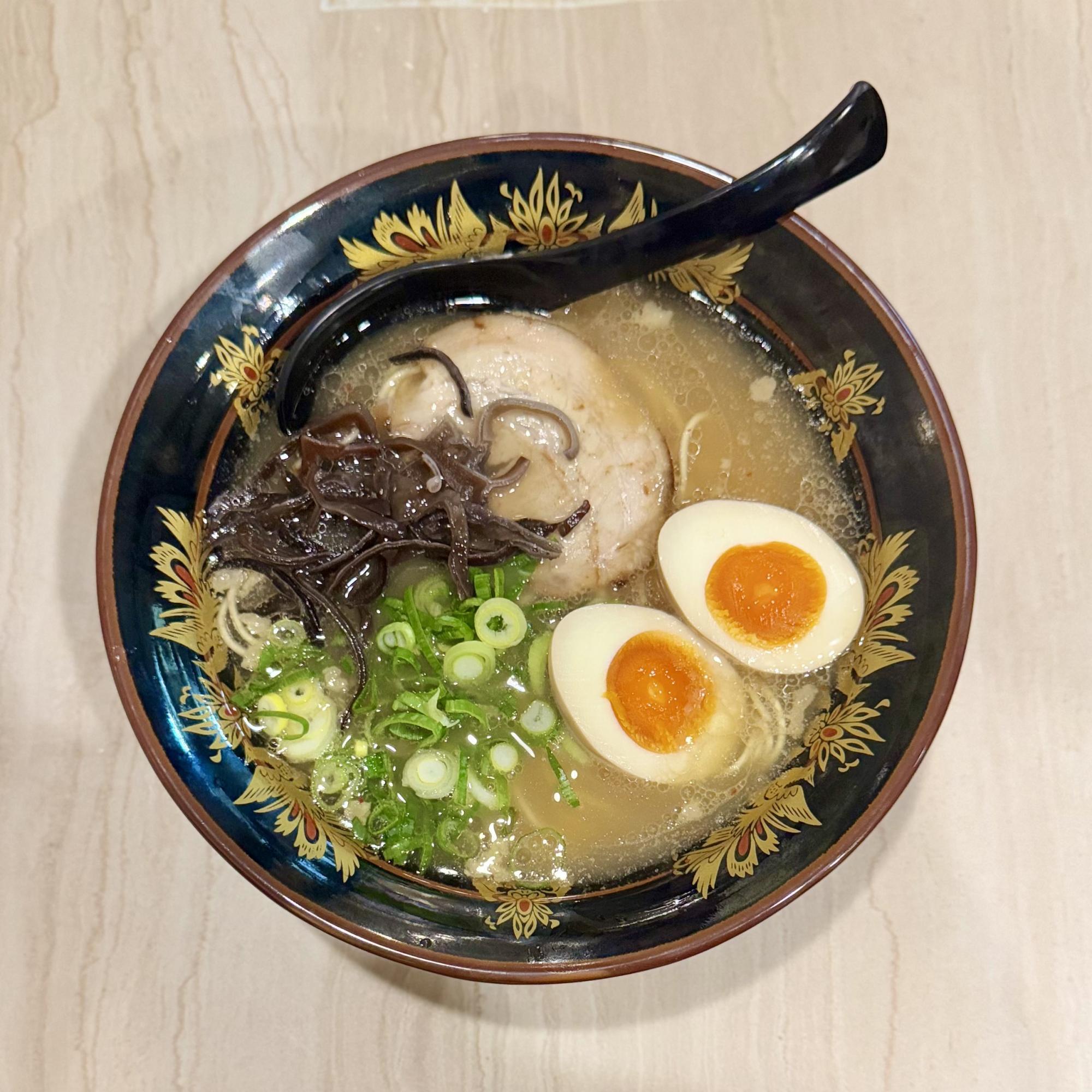 春吉橋の袂から始まった半世紀以上続く屋台の味。あっさり豚骨