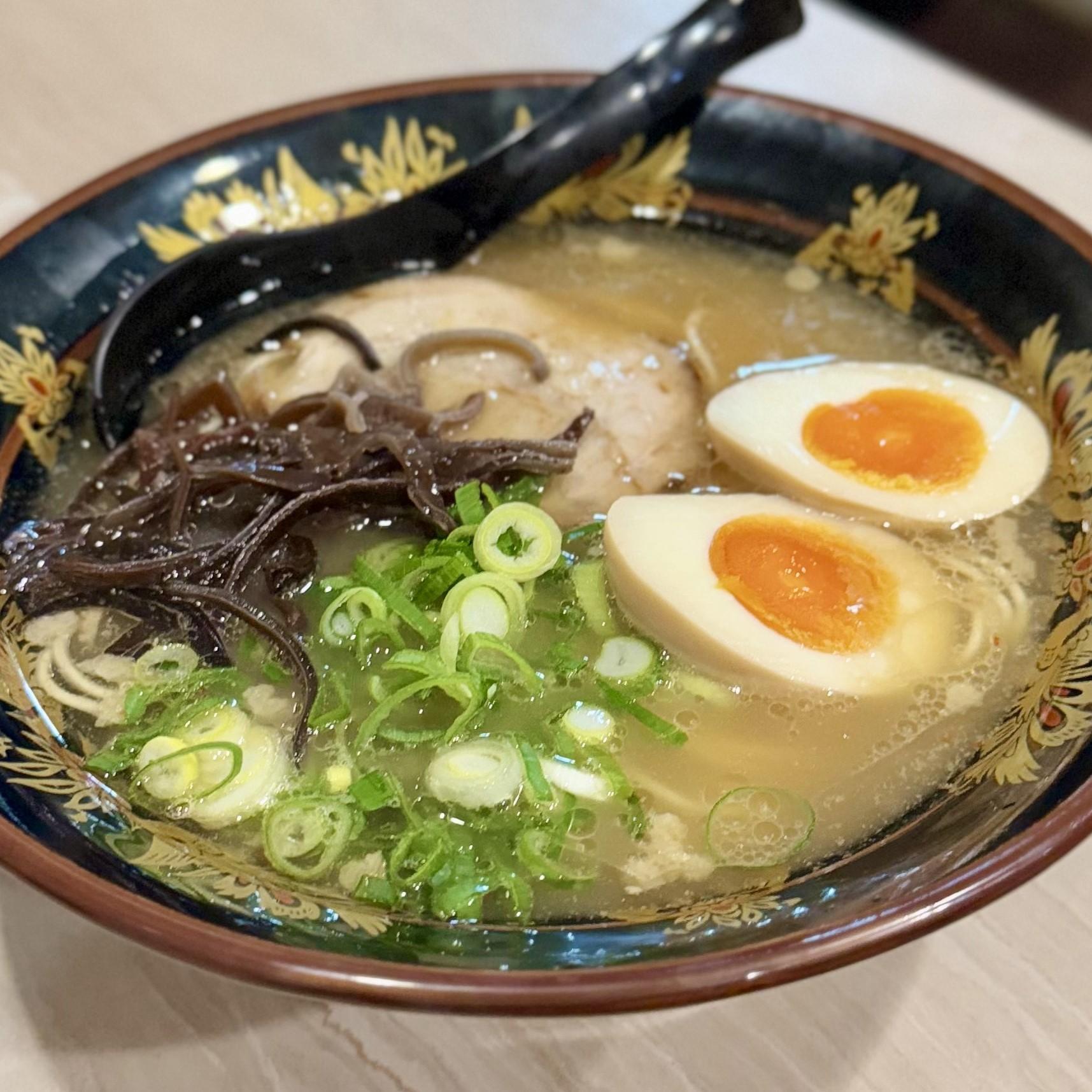 春吉橋の袂から始まった半世紀以上続く屋台の味。あっさり豚骨 春吉橋の袂から始まった半世紀以上続く屋台の味。あっさり豚骨