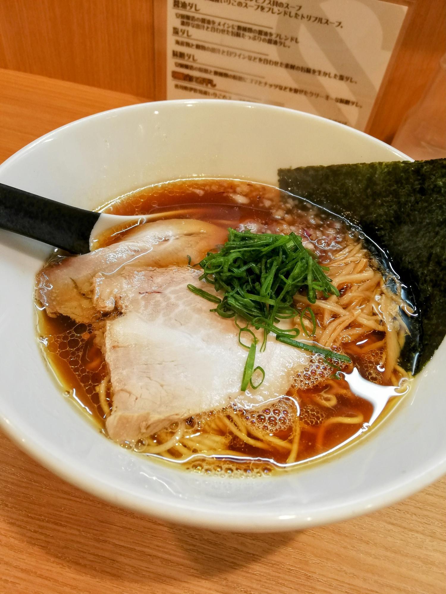 スタンダードの「醤油ラーメン」