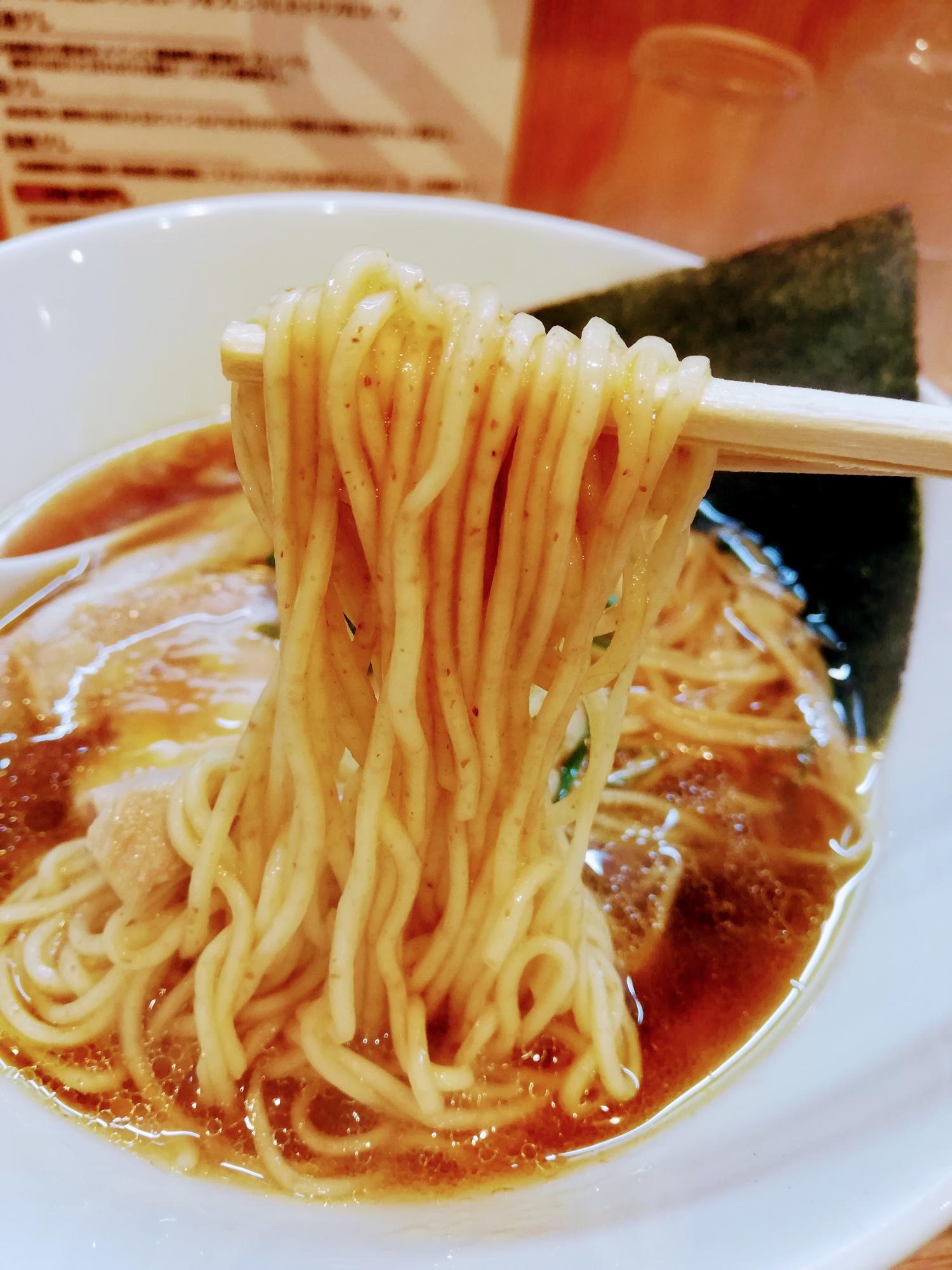 スープに合わせたオリジナルの細麺