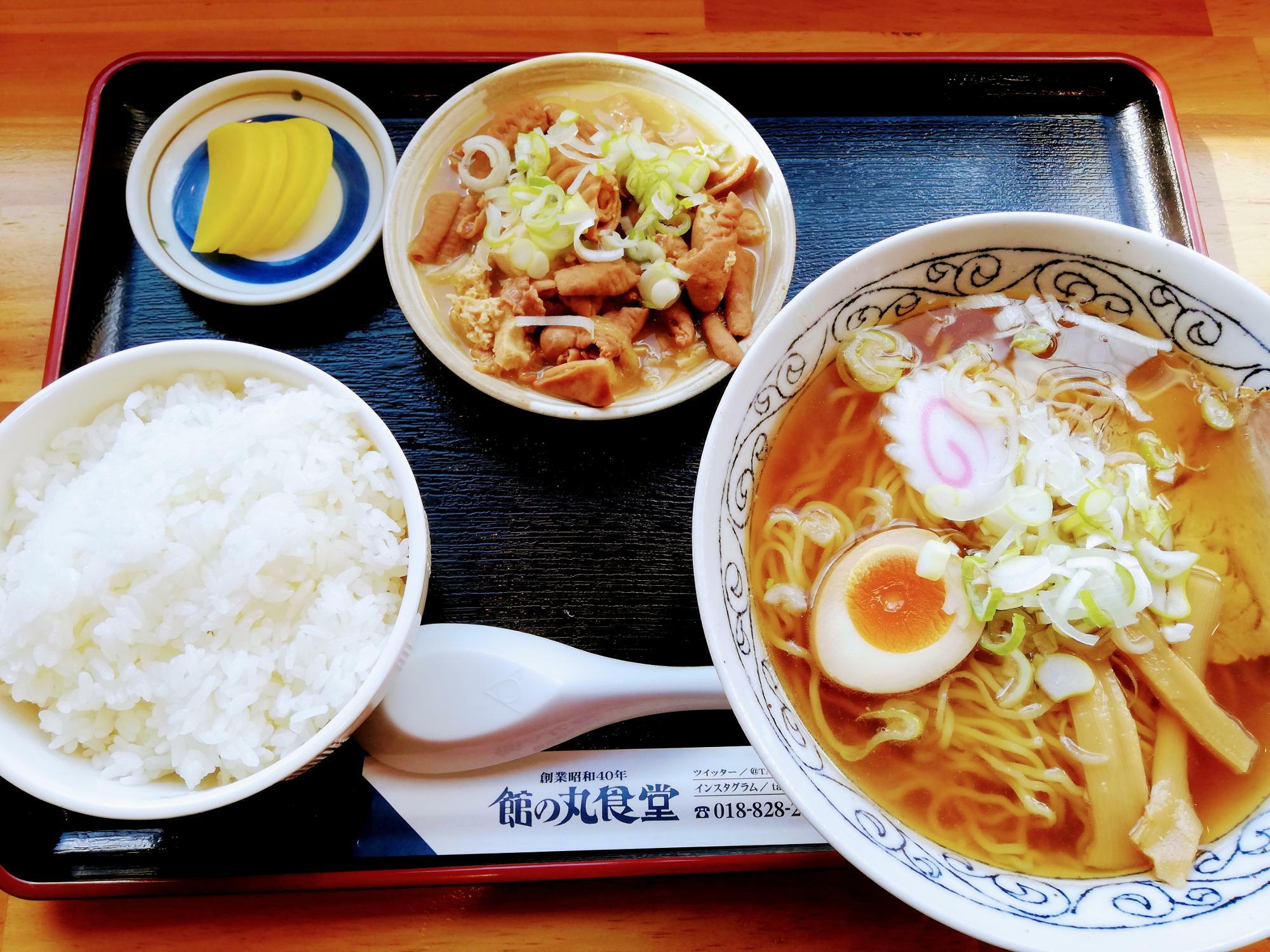 ラーメン半ホルモン半ライスが着丼