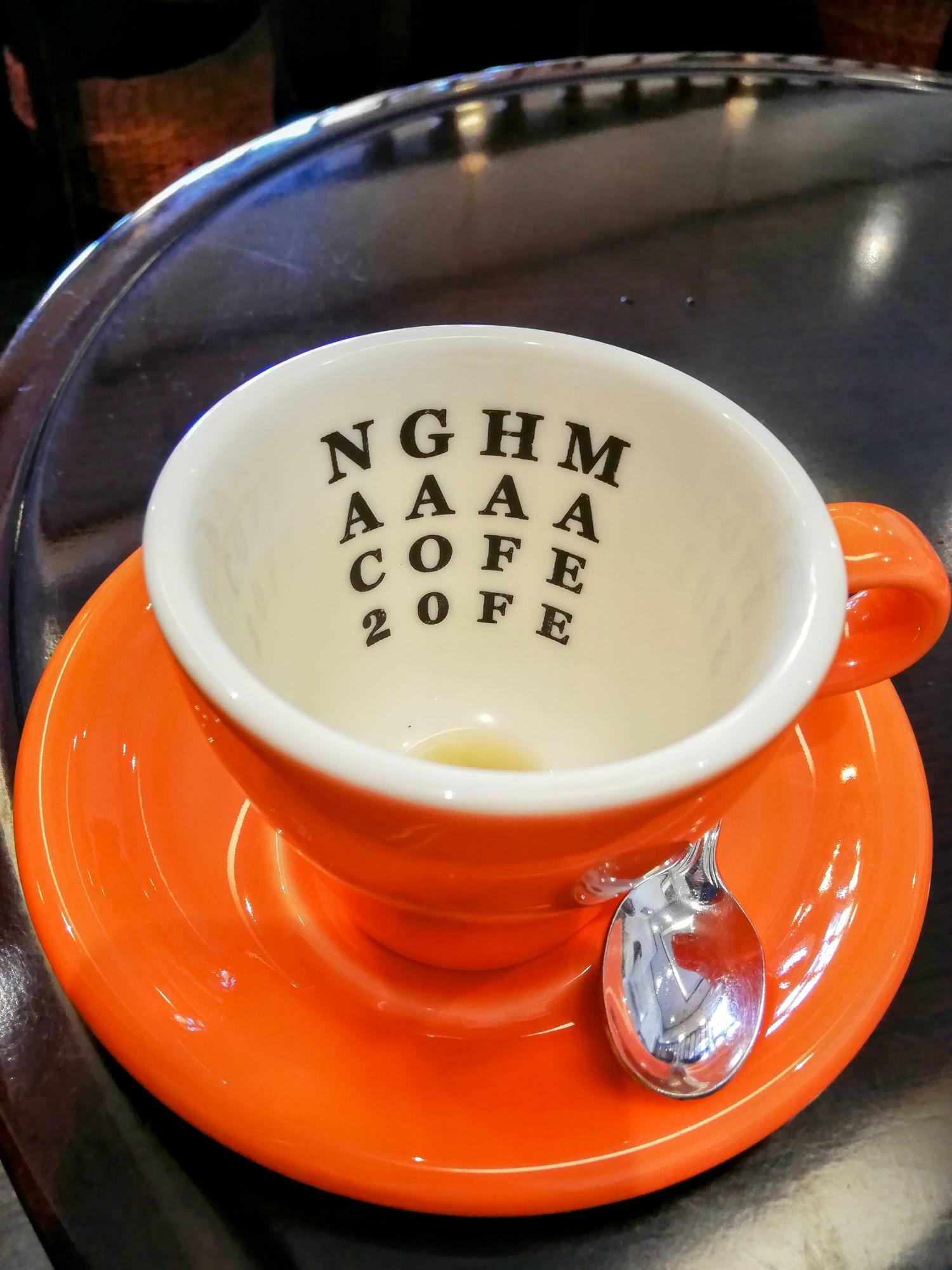 カップの中に「ナガハマコーヒー」の文字