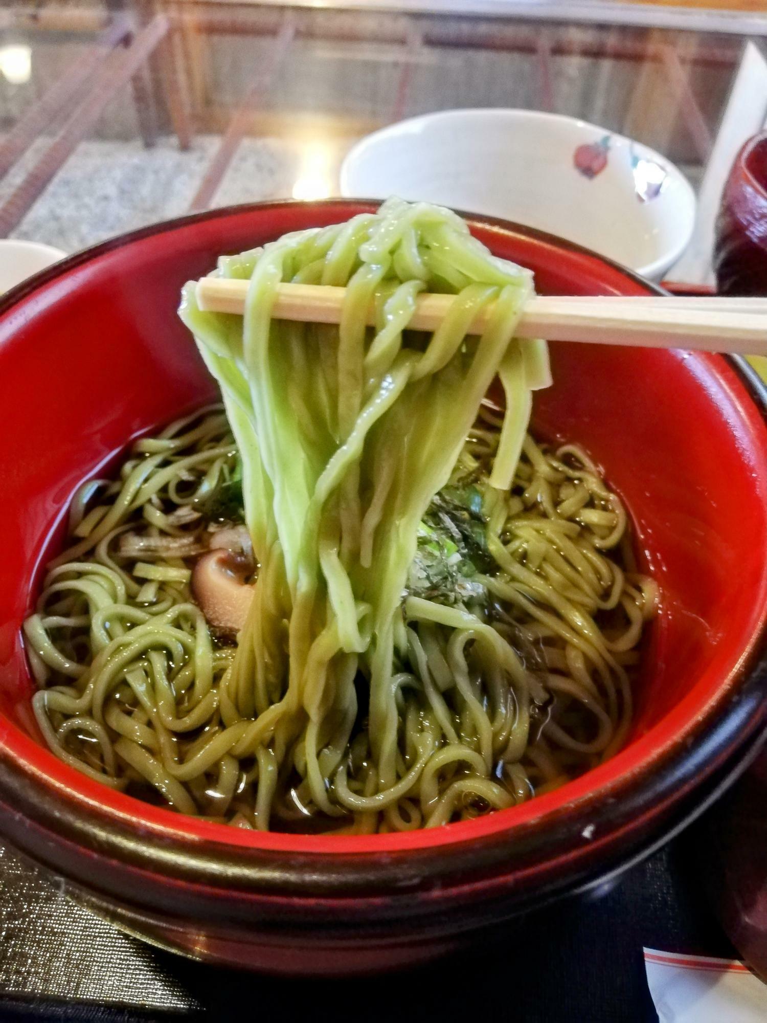 緑色の綺麗な麺