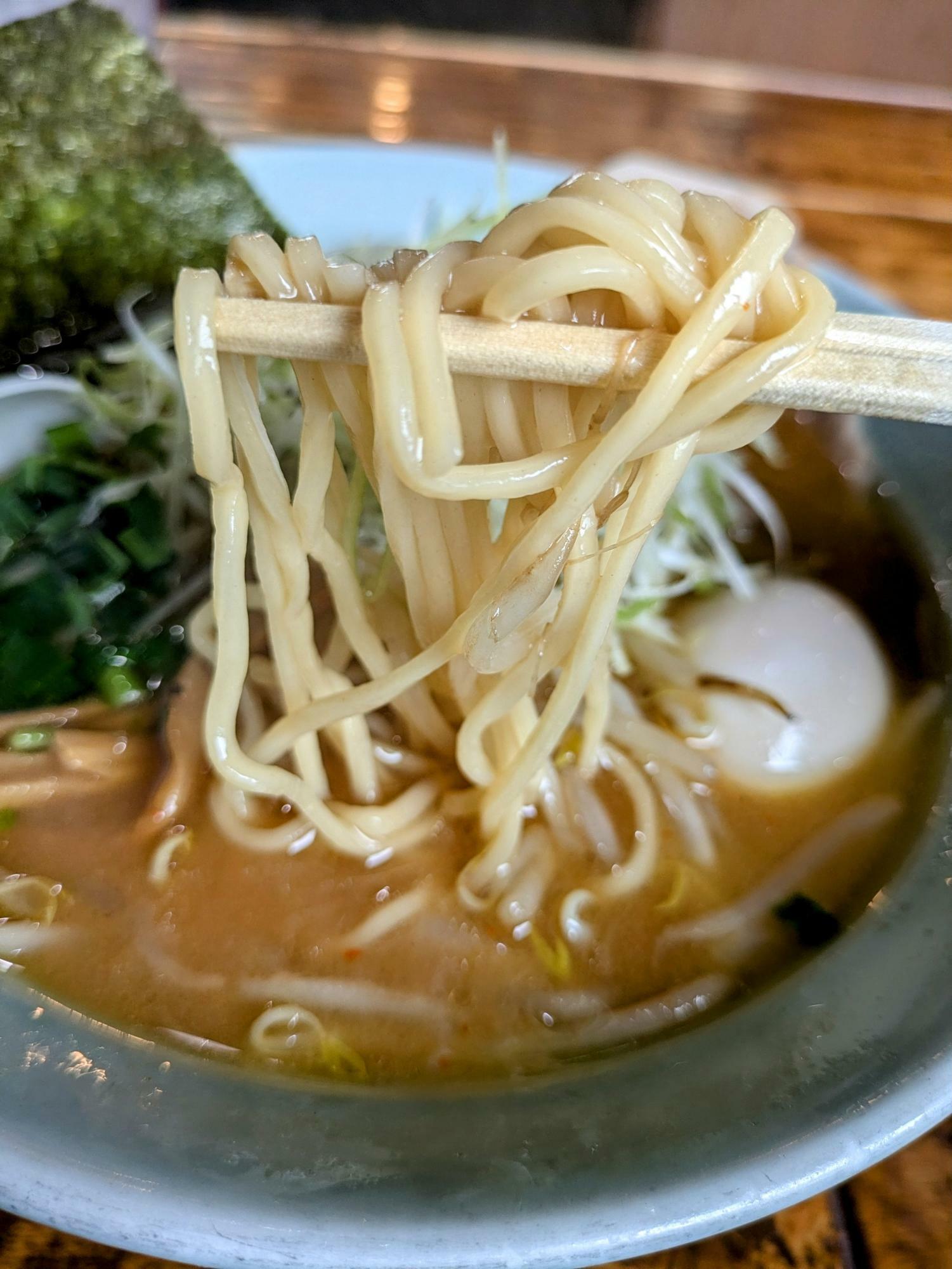 麺にもスープが絡みます