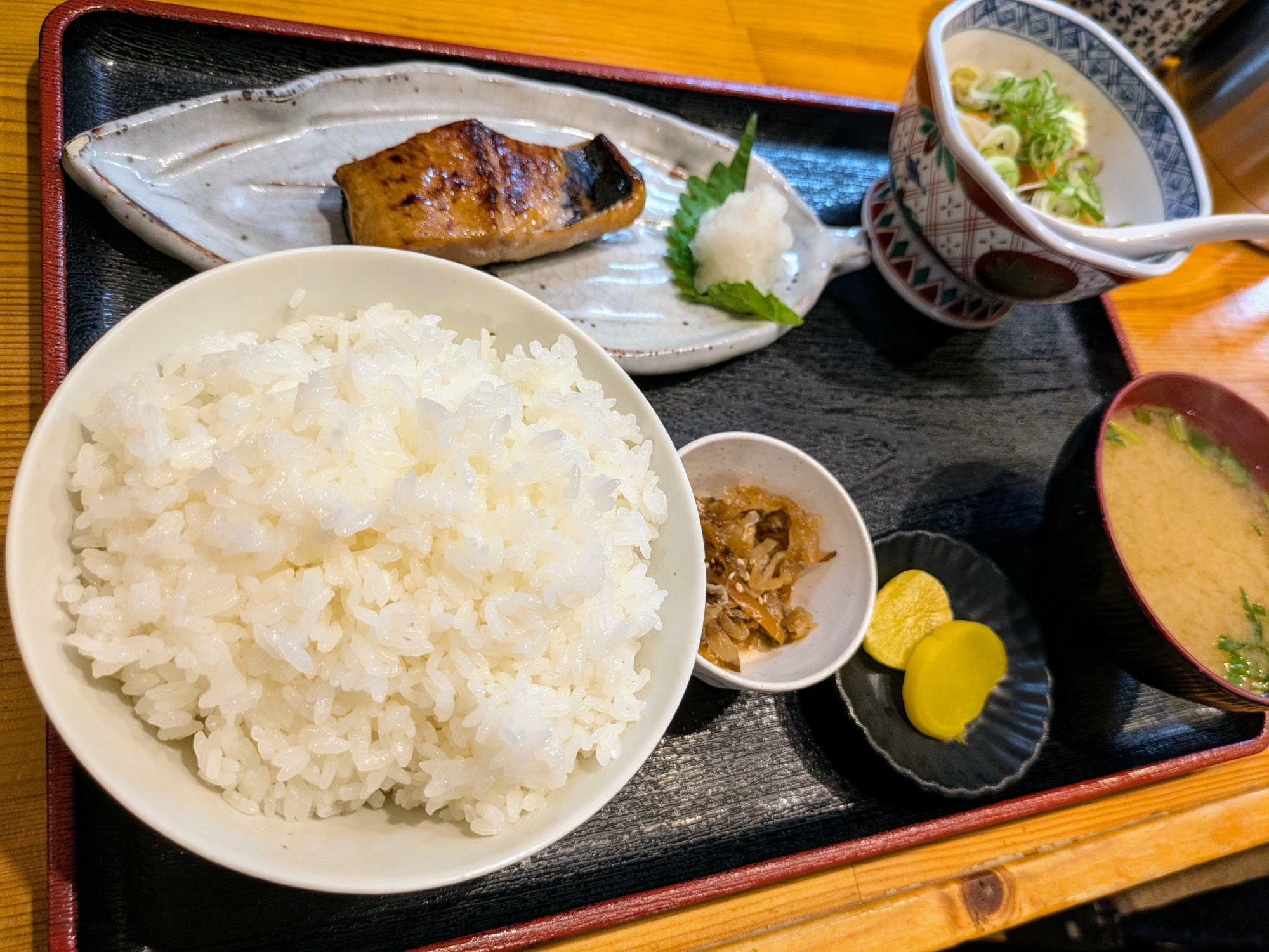 大盛のご飯が輝いてます♪