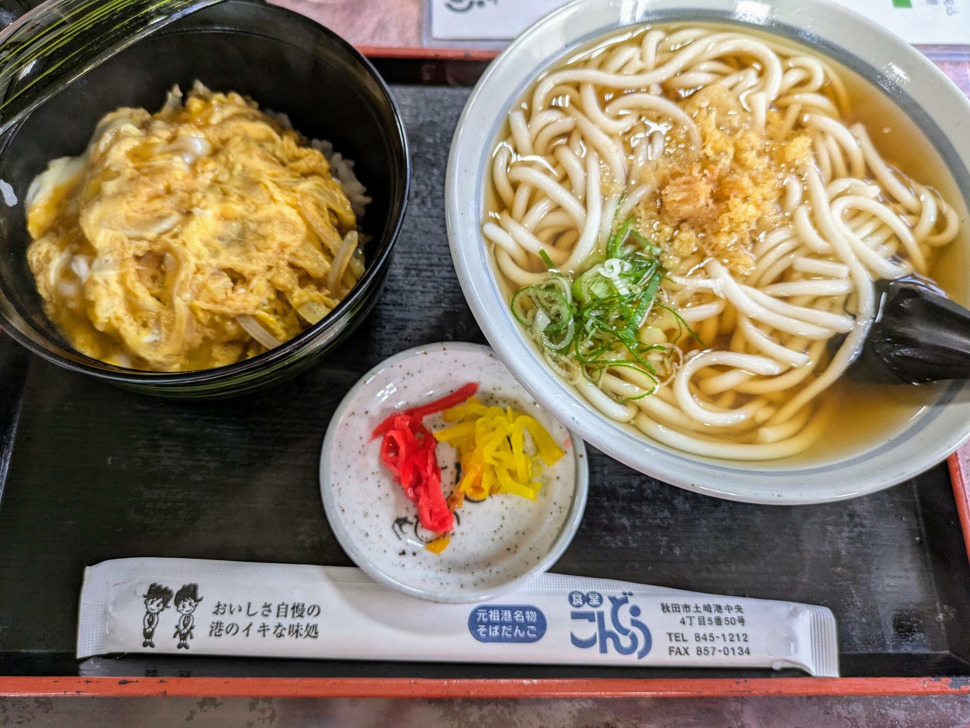 セットの「温かいうどんとミニ親子丼 ￥800」