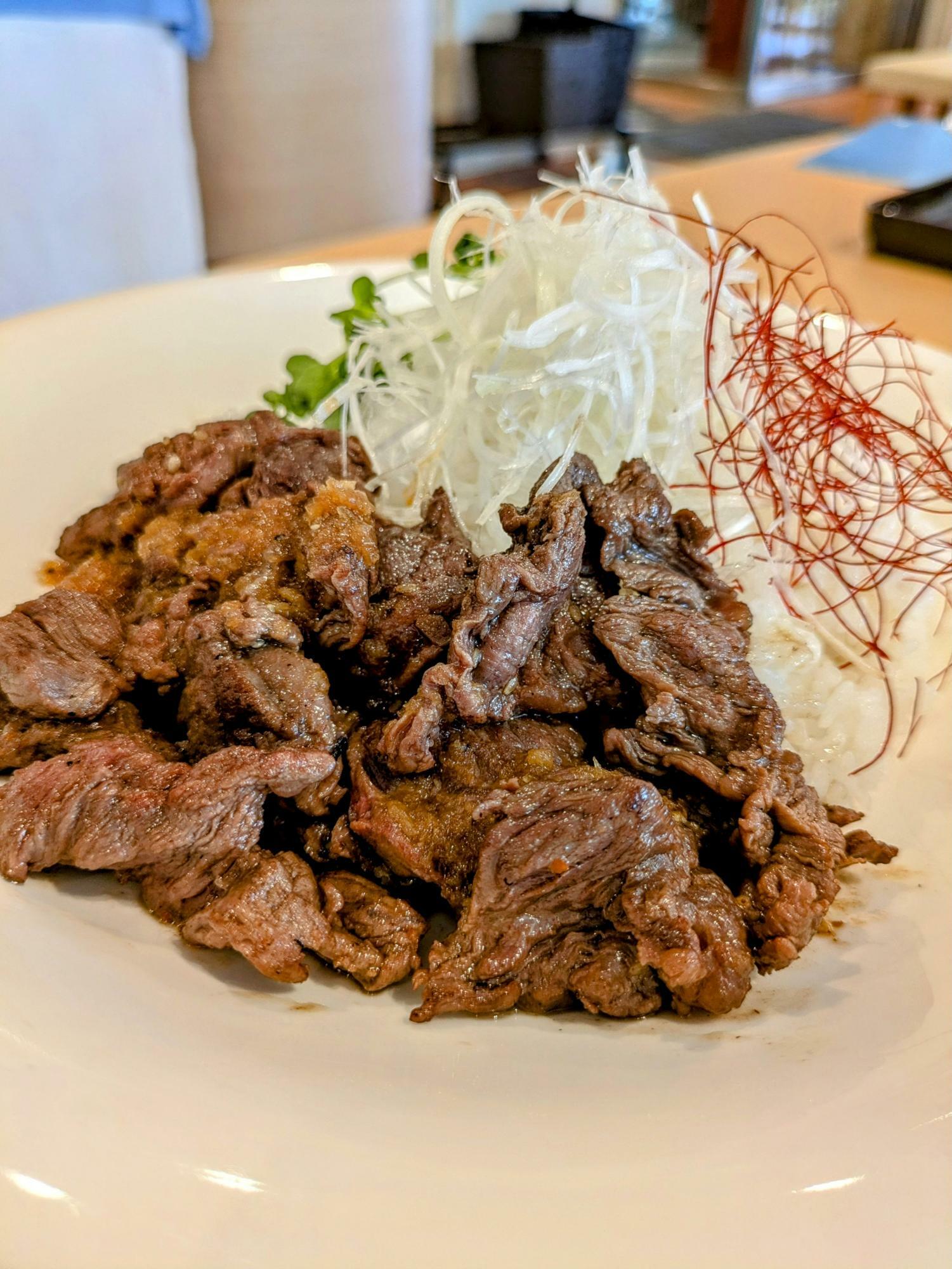 この肉の量たまりませんね(260g)