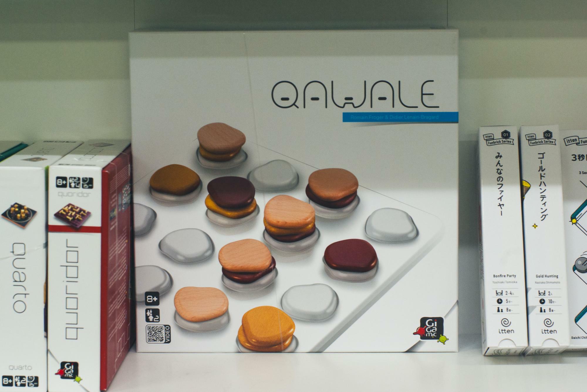 デザイン性の高い、小石を積み上げるフランス製の四目並べゲーム「カワレ」