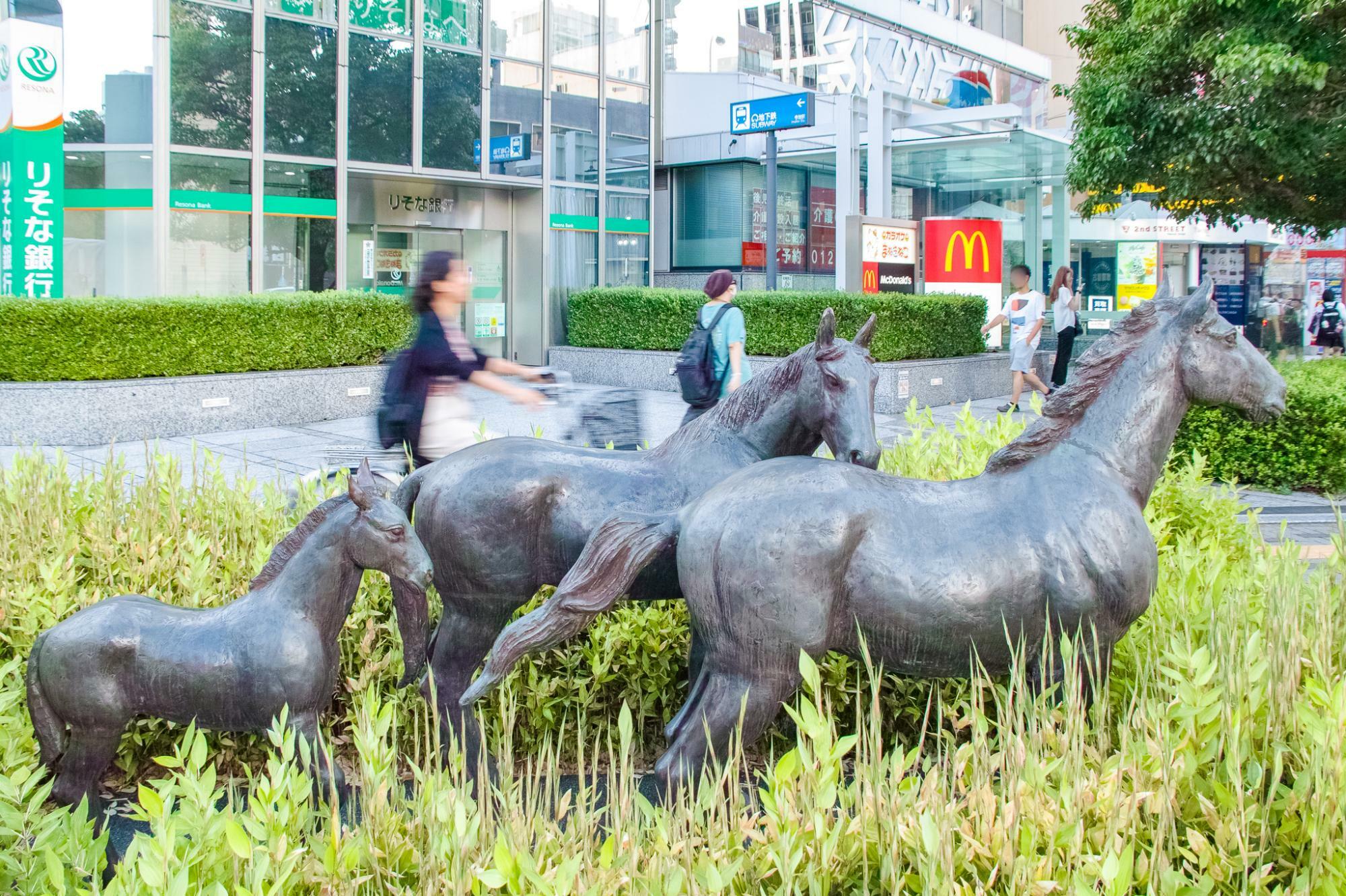 駅前の馬の親子の像
