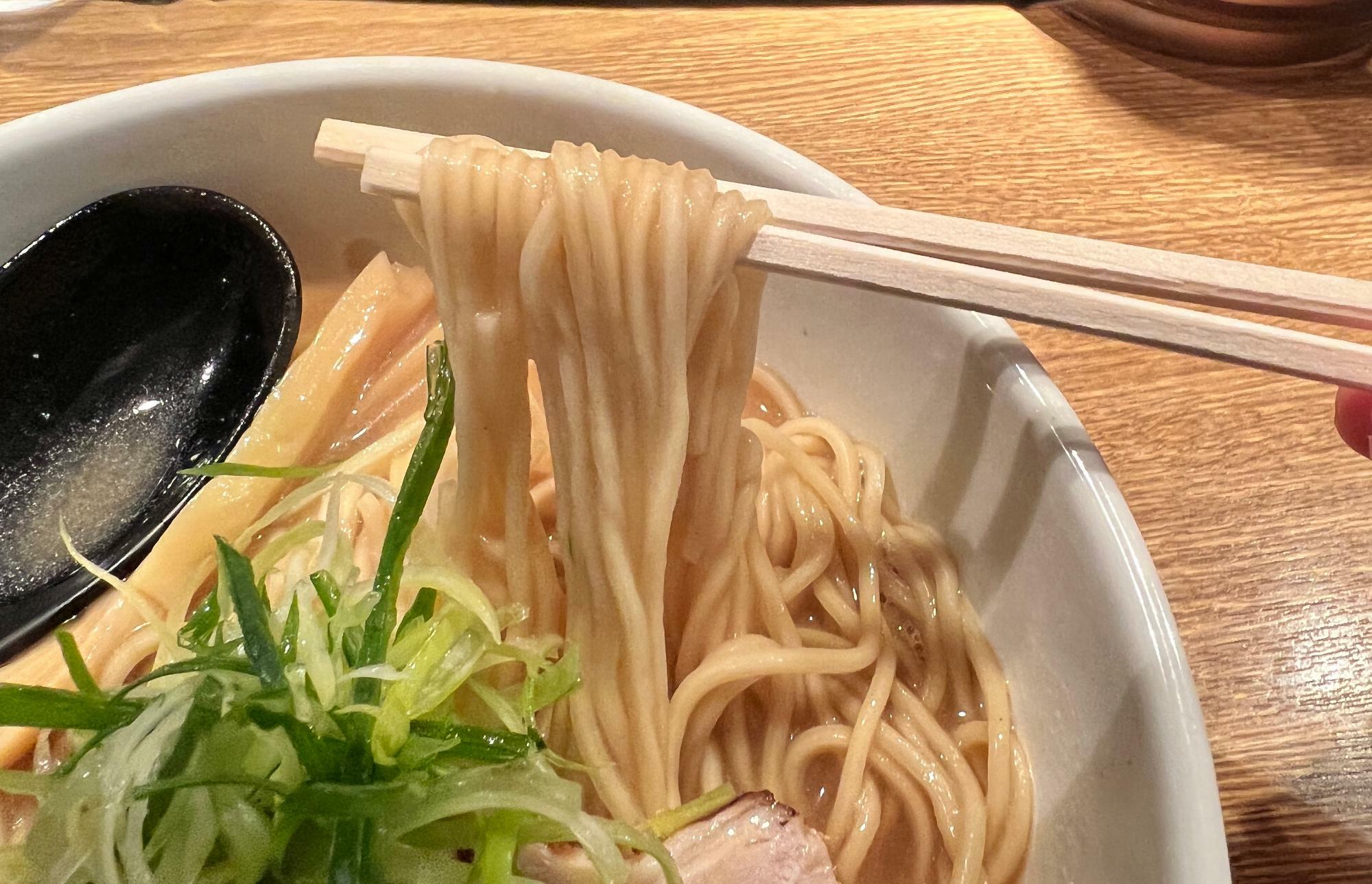 麺は中太ストレート麺