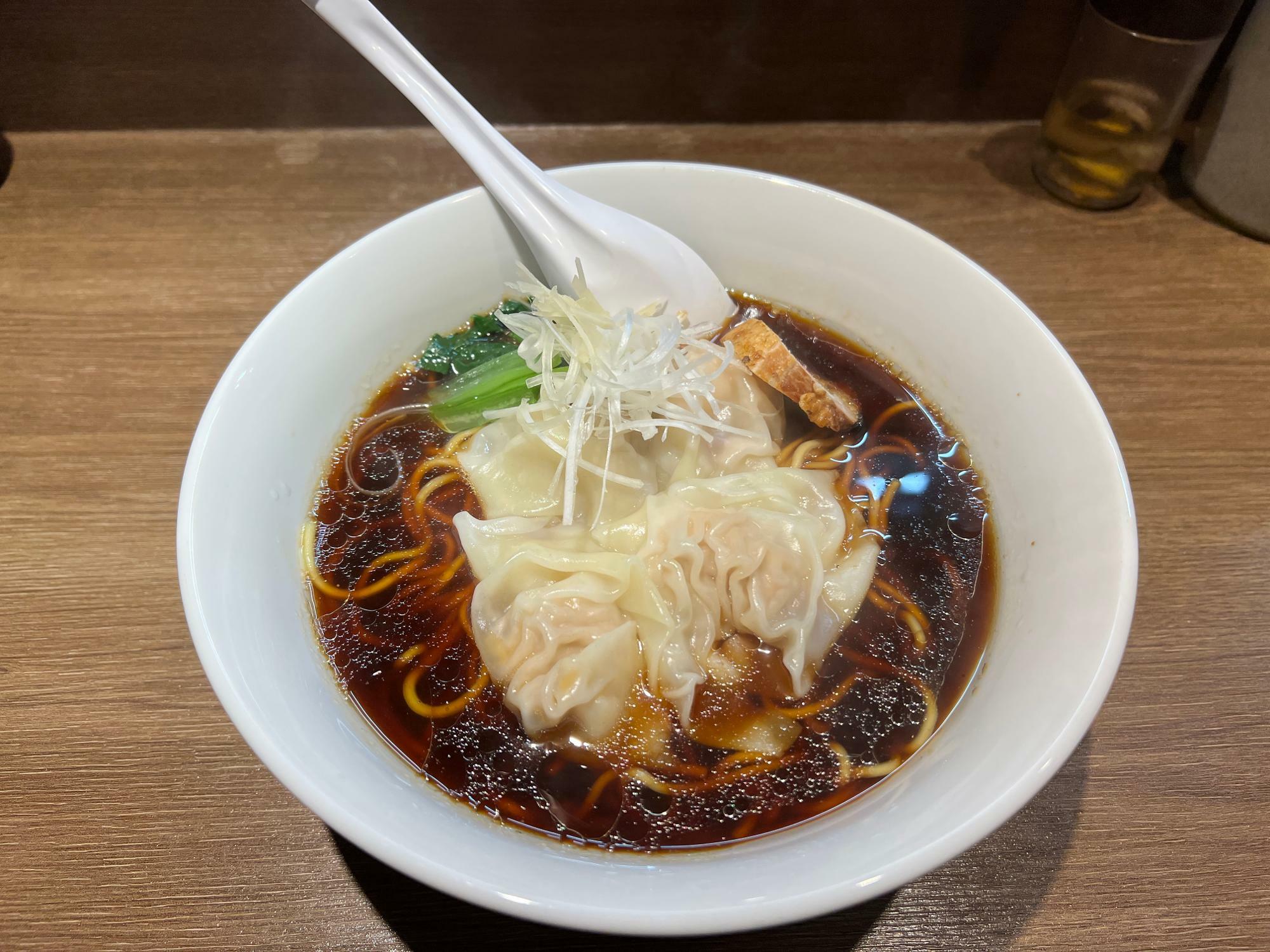 醤油ワンタン麺　税込880円