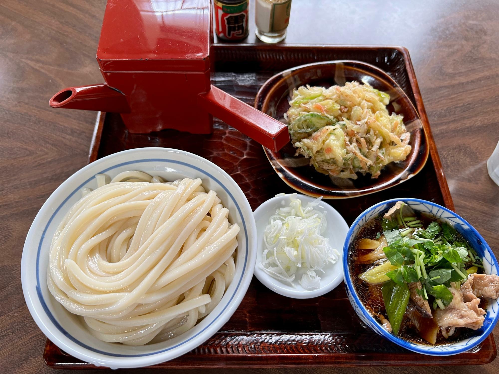 肉つゆうどん（並）、かき揚げ