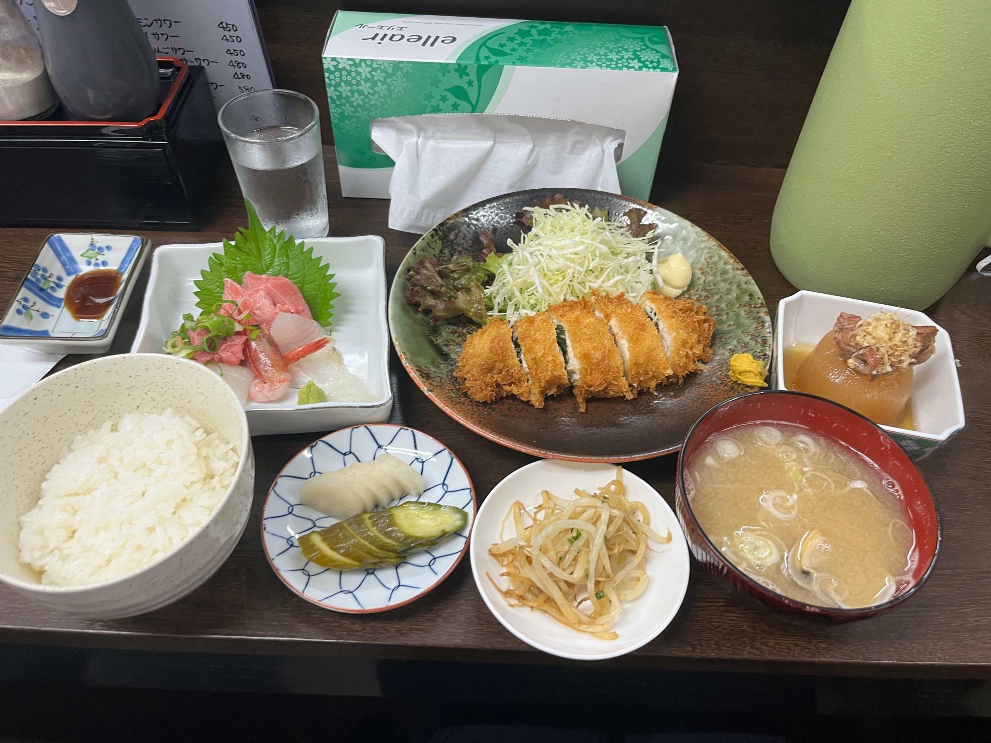 サービスランチ（刺身盛り＋梅ささみ大葉カツ）