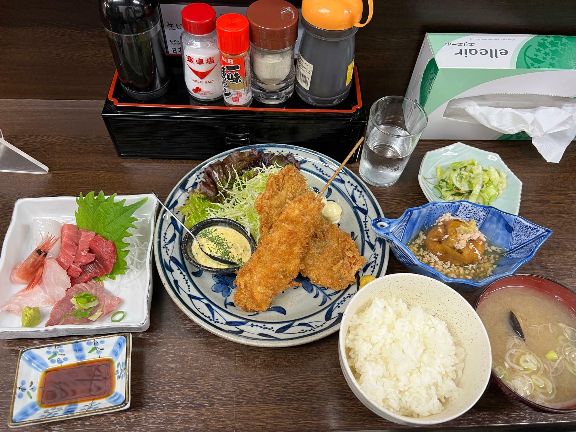 サービスランチ（刺身盛り＋串カツ・アジフライ）