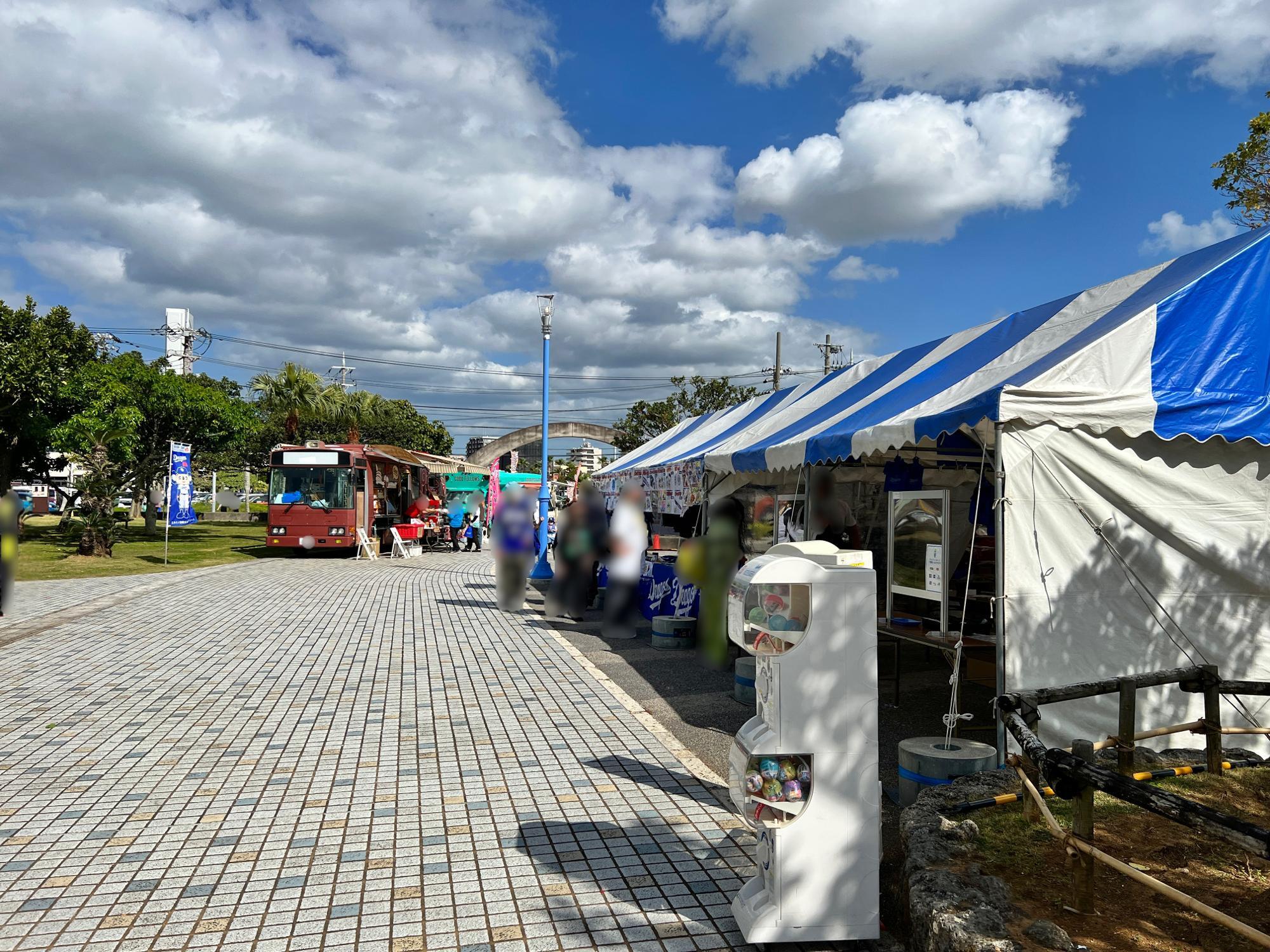 スタジアム前の広場