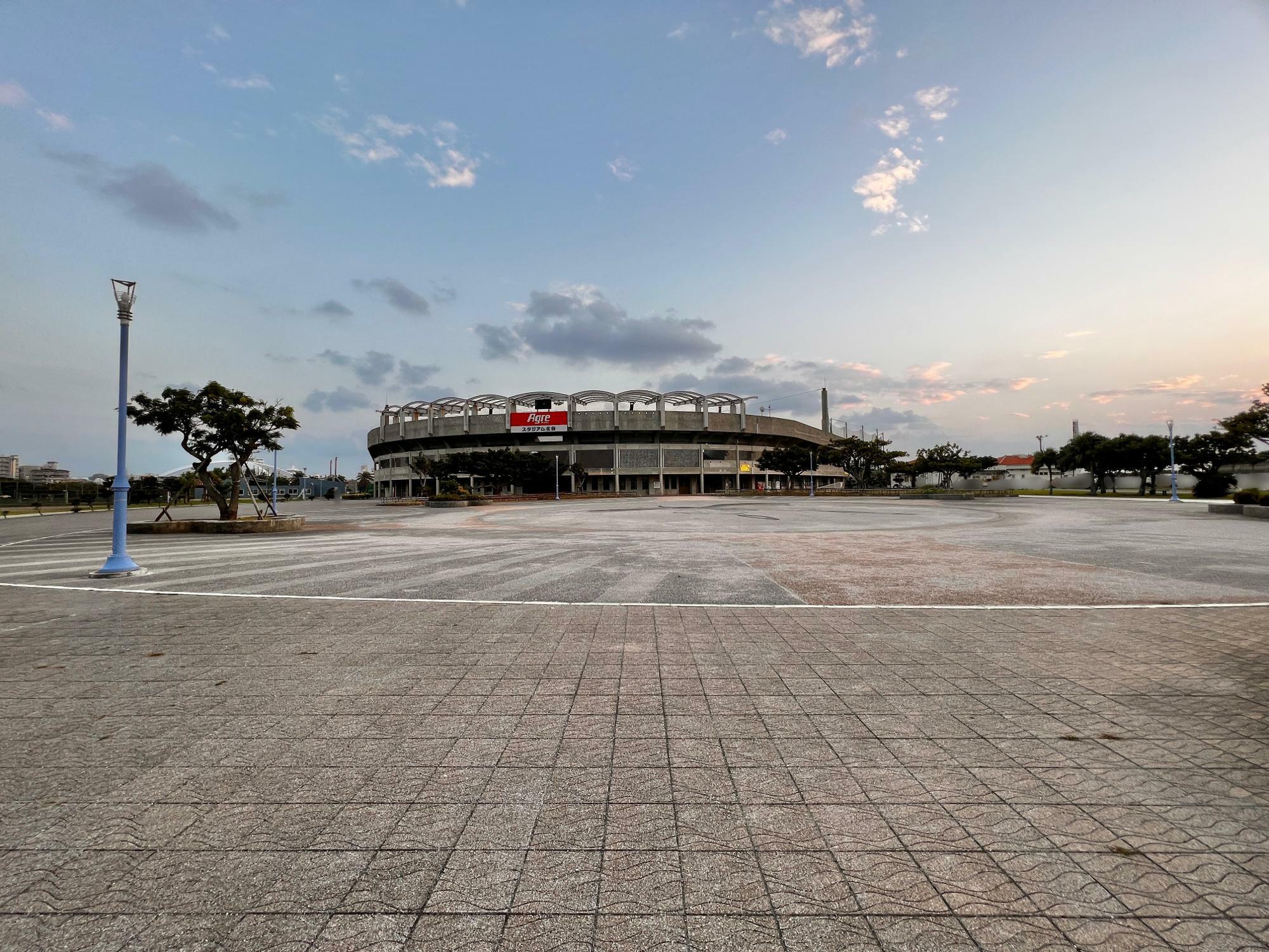 野球場前広場