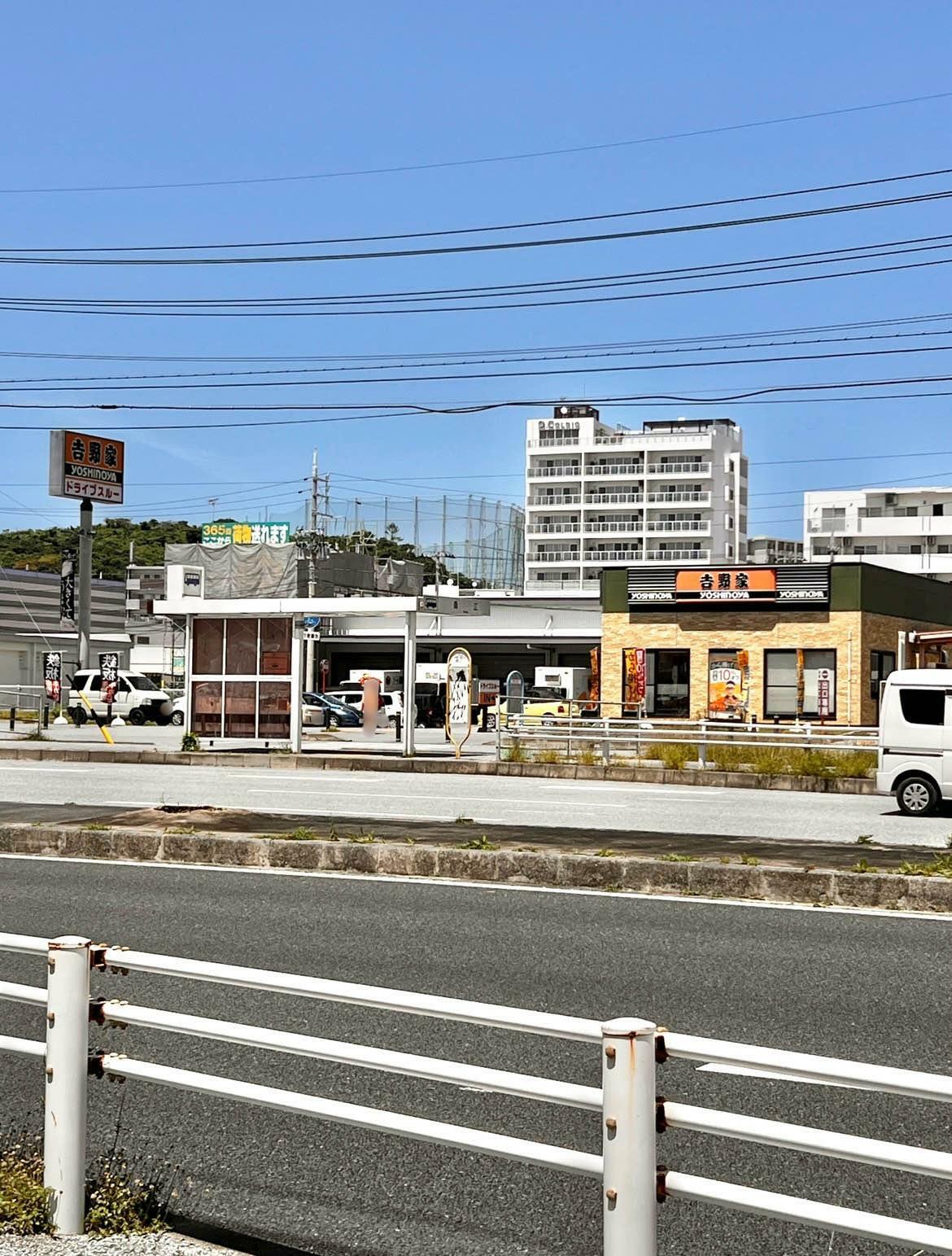 吉野家 58号線北谷桑江店の前(那覇方面)