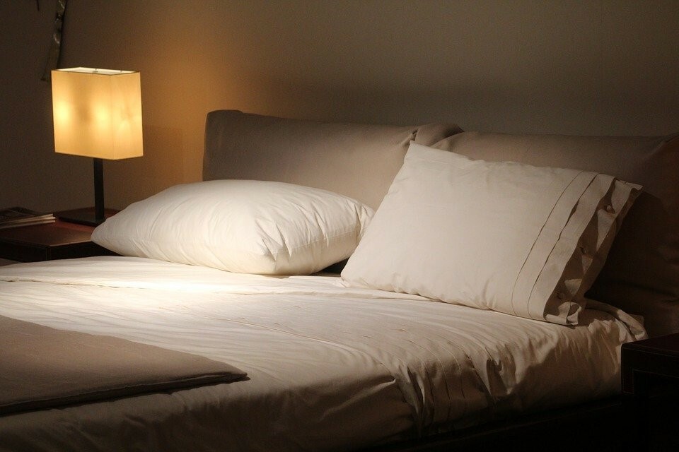 寝室には温かみを感じられる電球色がおすすめ