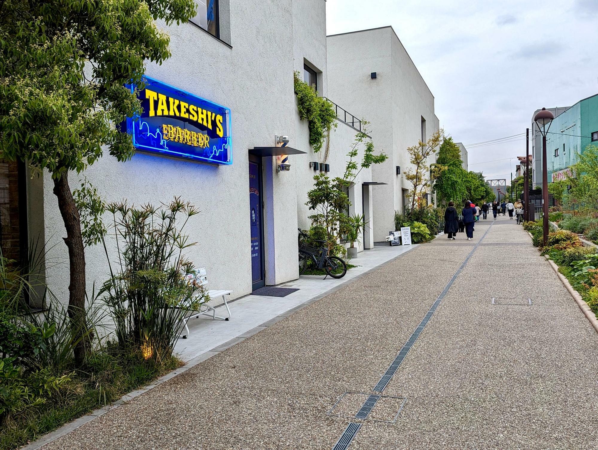 バーバーショップ「TAKESHI’S BARBER」のロゴが洒落てる遊歩道