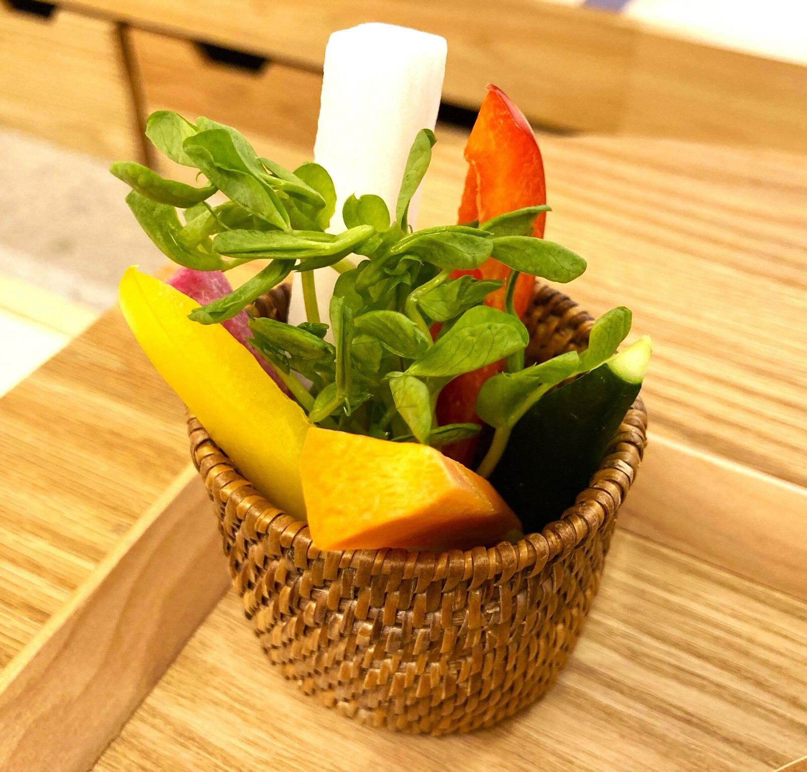 Haccomachi 季節野菜のバーニャカウダ アンチョビソース